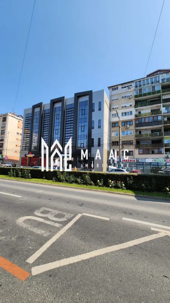 Spații de birouri clasa A+ | Bulevardul Mihai Viteazu - Spații de birouri clasa A+ disponibile spre închiriere – Bulevardul Mihai Viteazu, Sibiu În inima uneia dintre cele mai dinamice și accesibile zone ale Sibiului – pe Bulevardul Mihai Viteazu, vis-a-vis de Hyperclinica MedLife – sunt disponibile spre închiriere spații office premium, ideale pentru companii care își doresc vizibilitate, conectivitate și prestigiu. Proprietatea beneficiază deja de chiriași stabili la parter și demisol, iar cele trei etaje superioare (aproximativ 900 mp utili) sunt disponibile integral sau parțial (închirieri pe etaj), oferind flexibilitate totală în funcție de nevoile chiriașului. ✔️ Suprafață totală: ~900 mp utili, distribuiți pe 3 etaje ✔️ Disponibilitate: se poate închiria un singur etaj, două sau întregul spațiu ✔️ Livrare la standarde A+, cu finisaje și compartimentări personalizate la cerere ✔️ Acces facil: clădirea este excelent conectată la transportul public și dispune de multiple facilități în imediata apropiere ✔️ Vecinătăți de prestigiu: Plaza 35, Centrul de Afaceri Sibiu, sedii bancare, clinici, restaurante și servicii diverse Zona este deja consacrată ca pol de business în Sibiu, fiind preferată de companii din domeniile financiar, IT, medical, consultanță și servicii specializate. Poziționarea excelentă asigură o imagine profesională și acces facil pentru angajați și clienți. 💼 Ideal pentru: firme de IT, call center, consultanță, servicii medicale, educație privată, arhitectură, coworking etc. 📌 Prețul este negociabil, în funcție de suprafața închiriată și durata contractului. Proprietatea se livrează cu toate dotările necesare pentru funcționare imediată, la cele mai înalte standarde. }}