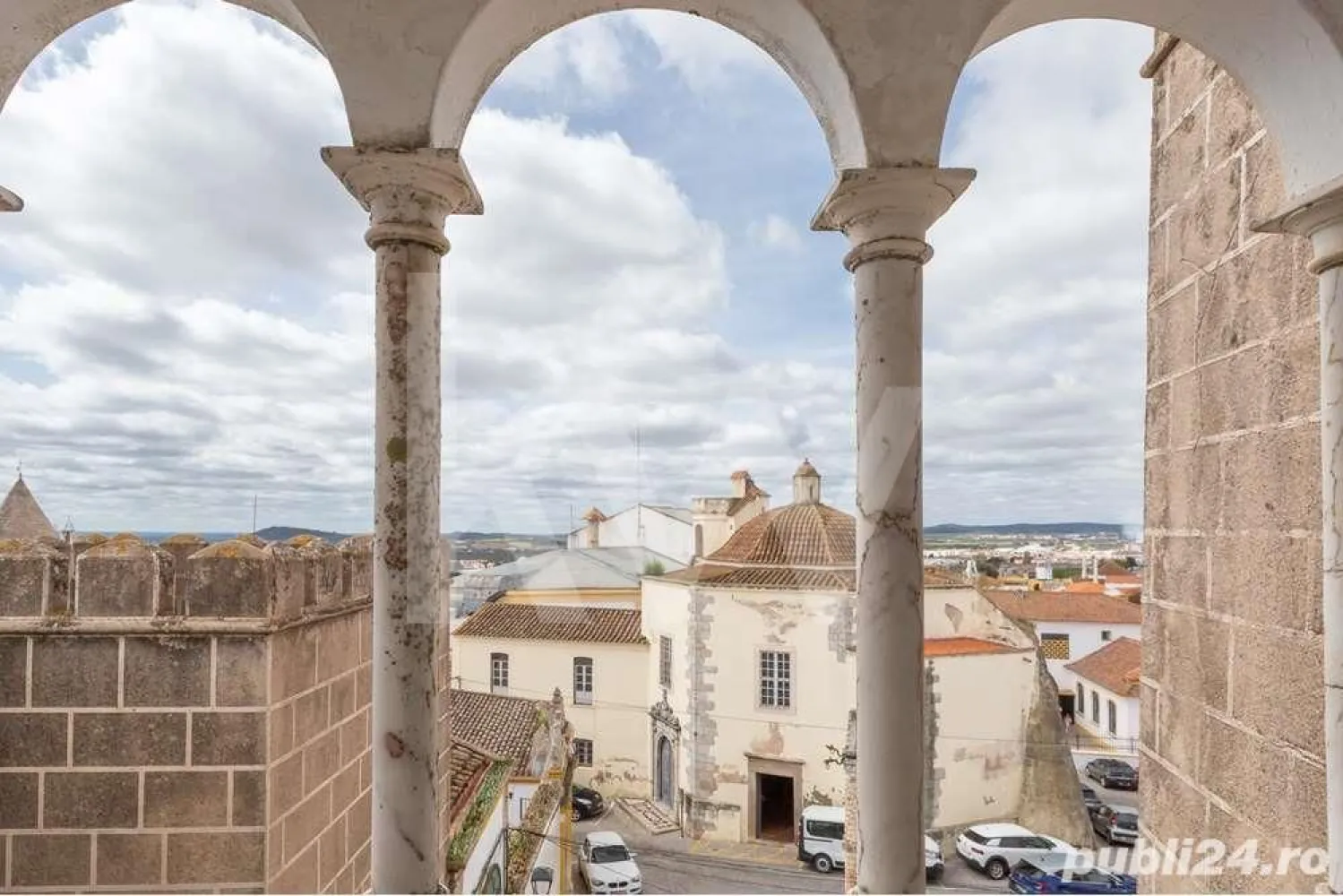 Se vinde Palatul Mesquita Pimentel - În vârful pitorescului oraș Elvas din Portugalia, ridicându-se cu mândrie deasupra tuturor, se dezvăluie Palatul Mesquita Pimentel, o bijuterie arhitectonică construită în secolul al XVI-lea de către Luís de Mesquita Pimentel, un nobil cavaler al Elvasului. În 1580, sub îndrumarea geniului arhitectural Juan de Herrera, se desfășurau lucrări pentru a primi pe Filip al II-lea al Spaniei (Filip I al Portugaliei), care și-a găsit adăpost aici înainte de a călători spre Lisabona, transformând astfel palatul în epicentrul guvernului Portugaliei.
Chiar și în lumina schimbărilor intervenite în secolele al XVIII-lea și al XIX-lea, fațada laterală rămâne ca o mărturie vie, cu o fereastră de colț împodobită cu coloane, specifică arhitecturii spaniole de la sfârșitul secolului al XVI-lea. În adâncul palatului, se deschide o curte magnifică, accesată printr-un portal înalt încununat de stemele venerabile ale familiei Mesquita Pimentel.
Cu o istorie ce străbate secolele, clădirea păstrează un segment impresionant al primei împrejmuiri islamice, construită în secolul al IX-lea, care tranzitează palatul și adăpostește vechea Poartă a Templului, cu arcul său original în formă de potcoavă și intrarea în cot. Această descoperire remarcabilă aparține celui ce a fost proprietarul în secolul al XIX-lea, Dr. Francisco de Paula Santa Clara, un distins istoric, tipograf și intelectual elvețian.
Cu o suprafață generoasă de 1590 m2, palatul găzduiește 12 camere la parter, 18 la etajul 1 și încă 13 la etajul 2. O curte interioară, un spațiu generos și numeroase terase și balcoane completează magnific această bijuterie arhitecturală. Calificată ca având interes public, această clădire cu o istorie impresionantă este destinată să devină locul ideal pentru un hotel. 
Invităm cu căldură orice cunoscător sau investitor să pășească în această poveste vie. Comision0%.