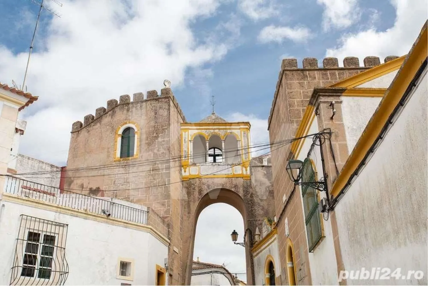 Se vinde Palatul Mesquita Pimentel - În vârful pitorescului oraș Elvas din Portugalia, ridicându-se cu mândrie deasupra tuturor, se dezvăluie Palatul Mesquita Pimentel, o bijuterie arhitectonică construită în secolul al XVI-lea de către Luís de Mesquita Pimentel, un nobil cavaler al Elvasului. În 1580, sub îndrumarea geniului arhitectural Juan de Herrera, se desfășurau lucrări pentru a primi pe Filip al II-lea al Spaniei (Filip I al Portugaliei), care și-a găsit adăpost aici înainte de a călători spre Lisabona, transformând astfel palatul în epicentrul guvernului Portugaliei.
Chiar și în lumina schimbărilor intervenite în secolele al XVIII-lea și al XIX-lea, fațada laterală rămâne ca o mărturie vie, cu o fereastră de colț împodobită cu coloane, specifică arhitecturii spaniole de la sfârșitul secolului al XVI-lea. În adâncul palatului, se deschide o curte magnifică, accesată printr-un portal înalt încununat de stemele venerabile ale familiei Mesquita Pimentel.
Cu o istorie ce străbate secolele, clădirea păstrează un segment impresionant al primei împrejmuiri islamice, construită în secolul al IX-lea, care tranzitează palatul și adăpostește vechea Poartă a Templului, cu arcul său original în formă de potcoavă și intrarea în cot. Această descoperire remarcabilă aparține celui ce a fost proprietarul în secolul al XIX-lea, Dr. Francisco de Paula Santa Clara, un distins istoric, tipograf și intelectual elvețian.
Cu o suprafață generoasă de 1590 m2, palatul găzduiește 12 camere la parter, 18 la etajul 1 și încă 13 la etajul 2. O curte interioară, un spațiu generos și numeroase terase și balcoane completează magnific această bijuterie arhitecturală. Calificată ca având interes public, această clădire cu o istorie impresionantă este destinată să devină locul ideal pentru un hotel. 
Invităm cu căldură orice cunoscător sau investitor să pășească în această poveste vie. Comision0%.