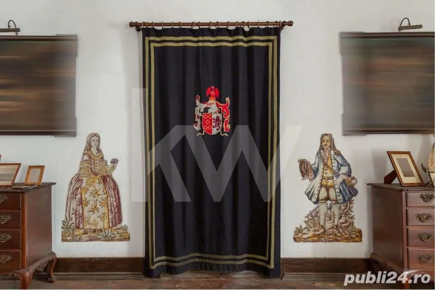 Se vinde Palatul Mesquita Pimentel - În vârful pitorescului oraș Elvas din Portugalia, ridicându-se cu mândrie deasupra tuturor, se dezvăluie Palatul Mesquita Pimentel, o bijuterie arhitectonică construită în secolul al XVI-lea de către Luís de Mesquita Pimentel, un nobil cavaler al Elvasului. În 1580, sub îndrumarea geniului arhitectural Juan de Herrera, se desfășurau lucrări pentru a primi pe Filip al II-lea al Spaniei (Filip I al Portugaliei), care și-a găsit adăpost aici înainte de a călători spre Lisabona, transformând astfel palatul în epicentrul guvernului Portugaliei.
Chiar și în lumina schimbărilor intervenite în secolele al XVIII-lea și al XIX-lea, fațada laterală rămâne ca o mărturie vie, cu o fereastră de colț împodobită cu coloane, specifică arhitecturii spaniole de la sfârșitul secolului al XVI-lea. În adâncul palatului, se deschide o curte magnifică, accesată printr-un portal înalt încununat de stemele venerabile ale familiei Mesquita Pimentel.
Cu o istorie ce străbate secolele, clădirea păstrează un segment impresionant al primei împrejmuiri islamice, construită în secolul al IX-lea, care tranzitează palatul și adăpostește vechea Poartă a Templului, cu arcul său original în formă de potcoavă și intrarea în cot. Această descoperire remarcabilă aparține celui ce a fost proprietarul în secolul al XIX-lea, Dr. Francisco de Paula Santa Clara, un distins istoric, tipograf și intelectual elvețian.
Cu o suprafață generoasă de 1590 m2, palatul găzduiește 12 camere la parter, 18 la etajul 1 și încă 13 la etajul 2. O curte interioară, un spațiu generos și numeroase terase și balcoane completează magnific această bijuterie arhitecturală. Calificată ca având interes public, această clădire cu o istorie impresionantă este destinată să devină locul ideal pentru un hotel. 
Invităm cu căldură orice cunoscător sau investitor să pășească în această poveste vie. Comision0%.