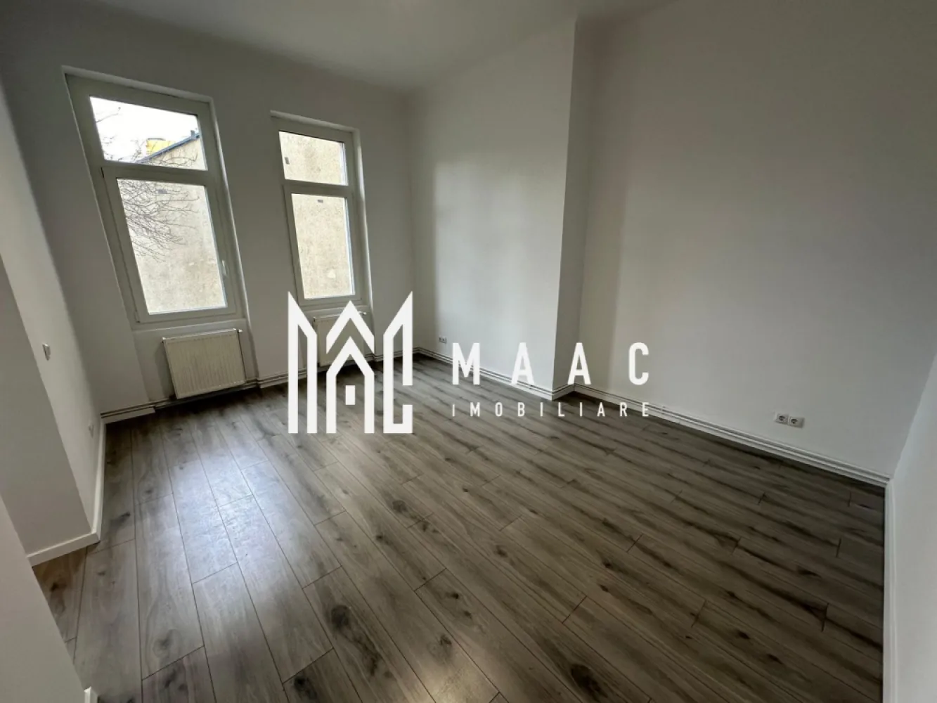 Spatiu birouri I 94mp I Renovat I Central - Calea Dumbravii - MAAC Imobiliare ofera spre inchiriere spatiu amplasat in zona Centrala - Calea Dumbravii. Pretabil pentru activitati de birou (agentie, cabinete, outlet, show-room, etc..). Proprietatea se afla la parterul unei cladiri cu vizibilitate, vad pietonal si trafic auto intens, cu regim de inaltime P+1+M. Front stradal de 20m. Fatada cladirii a fost renovata. Configuratie - 4 camere spatioase si luminoase, 1 camera tehnica, 1 grup sanitar si hol. Spatiul detine centrala proprie si calorifere. Grupul sanitar are geam pentru aerisire. Parcare se gaseste in apropiere. Disponibilitate imediata. Se percepe o chirie in avans si garantie in cuantumul unei chirii lunare. Se inchiriaza pe termen lung. Pentru mai multe detalii va rugam specificati: CP2570630 }}