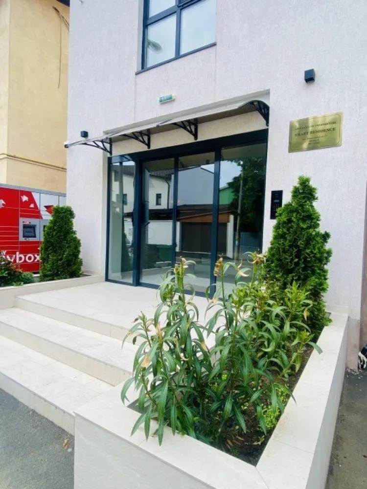 Penthouse în complexul Conest Edifici Mihai Bravu - Descoperiţi luxul suprem în acest penthouse impresionant situat la ultimul etaj al complexului rezidenţial Conest Edifici Mihai Bravu. Cu o suprafaţă utilă de 159 mp şi o suprafaţă construită de 198 mp, acest apartament de 4 camere oferă spaţiu generos şi confort de neegalat.

Detalii complex:

 o Localizare excelentă: Situat în zona Vitan din sectorul 3, complexul beneficiază de acces facil la mijloacele de transport în comun, inclusiv la staţia de metrou Mihai Bravu, aflată la doar 6 minute de mers pe jos .
 o Facilităţi moderne: Complexul oferă lifturi Schindler de ultimă generaţie, parcări subterane pe platforme Klaus, şi acces securizat cu videointerfon şi barieră telecomandată .
 o Conectivitate: Aproape de magazine, sucursale bancare, şcoli şi grădiniţe, şi la doar 3,7 km de Piaţa Unirii .

Dotări şi finisaje:

 o Structură şi siguranţă: Construcţia are o fundaţie solidă de tip radier general, pereţi exteriori din cărămidă Porotherm şi izolaţie termică cu vată bazaltică de 10 cm, asigurând durabilitate şi eficienţă energetică .
 o Confort termic şi acustic: Tâmplăria exterioară din profil PVC Salamander cu geam triplu securizat, instalaţiile de încălzire prin pardoseală Shuller şi climatizarea cu aparate de aer condiţionat Daikin şi Mitsubishi oferă confort sporit pe tot parcursul anului .
 o Finisaje de calitate: Pardoselile sunt placate cu gresie antiderapantă şi parchet stratificat de înaltă calitate, uşile interioare şi de intrare sunt importate din Italia, iar spaţiile comune sunt finisate cu granit şi gresie .

Utilităţi şi facilităţi adiţionale:

 o Instalaţii moderne: Fiecare apartament beneficiază de contorizări individuale pentru apă, gaz şi electricitate, furnizate de ApaNova, Enel şi Engie .
 o Sisteme de siguranţă: Apartamentele sunt echipate cu sisteme de detectare a incendiilor şi videointerfon pentru securitate maximă .

Acest penthouse reprezintă o oportunitate rară de a locui într-un spaţiu luxos, cu toate facilităţile moderne la îndemână. Pentru mai multe detalii şi vizionări, vă rugăm să ne contactaţi.

Caracteristici principale:

 o Suprafaţă utilă: 159mp
 o Suprafaţă construită: 198mp
 o Camere: 4 camere luminoase şi spaţioase
 o Etaj: Ultimul etaj al clădirii
 o Complex rezidenţial: Conest Edifici Mihai Bravu

Detalii suplimentare:

 o Living generos, perfect pentru momente de relaxare şi socializare
 o Bucătărie modernă, complet utilată, ideală pentru pasionaţii de gătit
 o Dormitoare elegante, fiecare cu un design sofisticat şi finisaje de înaltă calitate
 o Băi contemporane, echipate cu cele mai bune accesorii şi finisaje
 o Terasă panoramică, oferind vederi spectaculoase asupra oraşului
 o Locuri de parcare private, pentru confortul şi siguranţa dvs.

Facilităţi ale complexului:

 o Pază şi securitate 24/7
 o Acces controlat
 o Zone verzi şi spaţii de relaxare
 o Loc de joacă pentru copii
 o Proximitate faţă de mijloace de transport, centre comerciale şi instituţii de învăţământ

Nu rataţi ocazia de a vă muta într-un apartament de vis, perfect pentru cei care apreciază luxul şi confortul. Pentru mai multe informaţii sau pentru a programa o vizionare, vă rugăm să ne contactaţi.