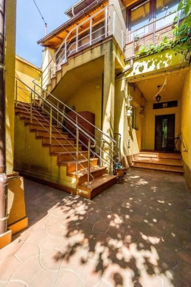Casa + Corp Comercial - Proprietatea construita din 2 corpuri. Corp rezidential 168 mp desf. , P + 2E + M
si un corp comercial 126 mp desf. S+ P + M
Adresa corecta este strada Moinesti nr 42 a