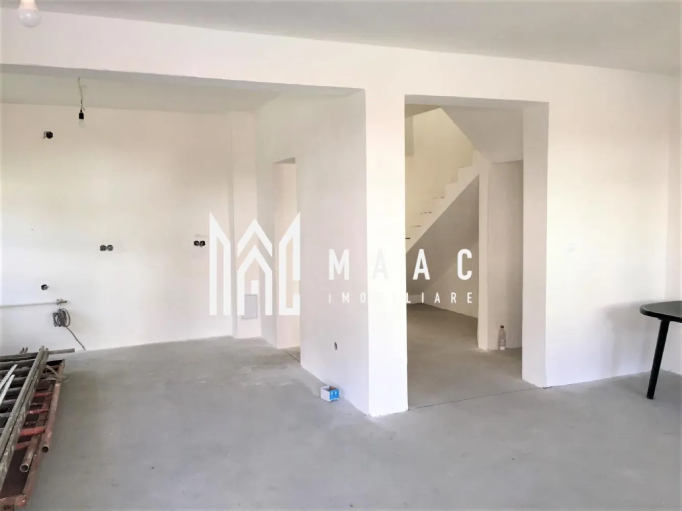 Casa cuplata | Curte proprie | 4 camere | Selimbar - MAAC Imobiliare va propune spre vanzare casa cuplata in zona Selimbar. Imobilul dispune de o suprafata utila de 149 mp, detine un teren cu o suprafata de 265 mp. Constructia este finalizata in anul 2021. Are urmatoarea compartimentare: Parter: • Living spațios + loc de luat masa – 27.34 mp • Bucătărie open-space – 17.91 mp • Birou – 10.36 mp • Baie – 3.62 mp • Vestibul + hol + casa scării – ~10 mp • 2 terase generoase: 18.58 mp și 7.19 mp Etaj: • Dormitor matrimonial – 18.55 mp cu dressing și baie proprie • Dormitor 2 – 18.15 mp • Dormitor 3 – 13.41 mp • Baie comună – 7.46 mp • Dressing separat – 4.72 mp • Baie suplimentară – 5.29 mp • Hol – 6.86 mp • Terasă suplimentară – 7.86 mp Izolație exterioară cu polistiren de 10 cm. Geamuri termopan Qfort cu 3 foi de sticlă. Curte amenajată, pavată cu piscoturi. Casa se predă la gri: instalațiile trase, centrală termică + calorifere montate Pentru mai multe detalii, precizati telefonic ca ati vazut anuntul ID: CP2569413 }}