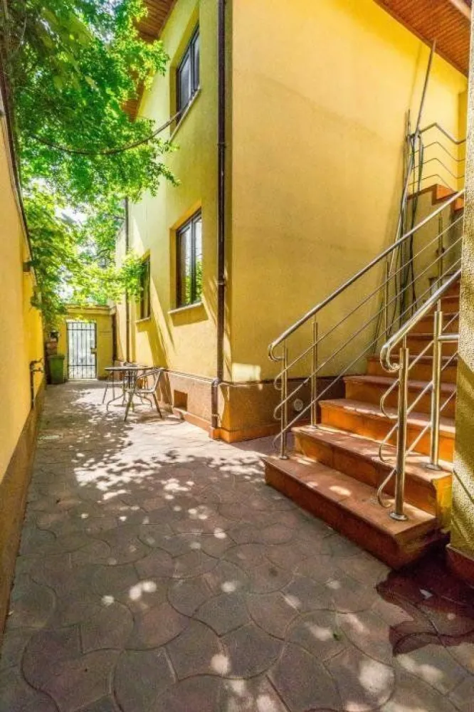 Casa + Corp Comercial - Proprietatea construita din 2 corpuri. Corp rezidential 168 mp desf. , P + 2E + M
si un corp comercial 126 mp desf. S+ P + M
Adresa corecta este strada Moinesti nr 42 a