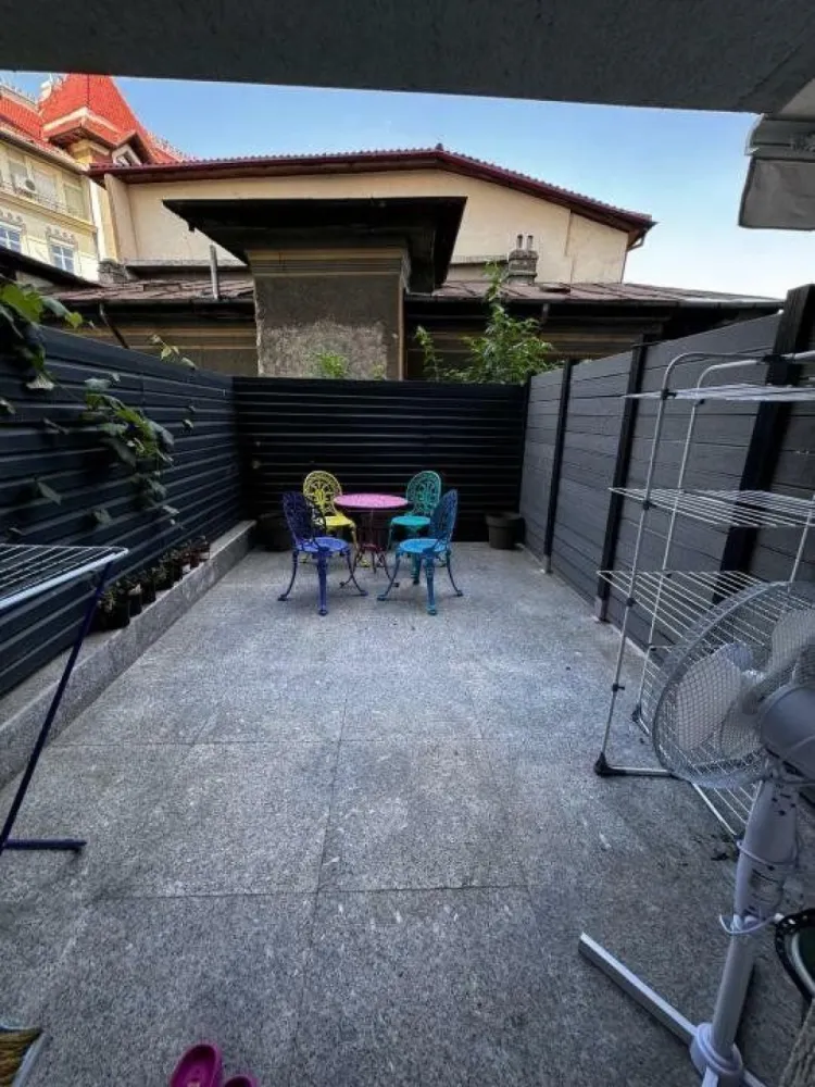 Apartament cu terasa si parcare,ultracentral ,str. Matei Voievod,finisaje de lux - URGENT PLECARE DIN TARA. Apartament de vânzare pe strada Matei Voievod nr. 60-62, o zona linistita si curata, fiind localizat vis-a -vis de UNATC, la 200m de PROTV, la intersectie cu str. Matasari si la 300m de Colegiul National Mihai Viteazul. Blocul a fost finalizat in 2021,iar apartamentul este complet mobilat si dotat, cu terasa proprie pentru relaxare si barbeque, totodata in pretul apartamentului intra si un loc de parcare in parcarea subterana proprie a blocului. Apartamentul se afla la parter inaltat (echivalent etaj 1). Pentru realizarea amenajarii interioare a fost implicata o echipa de designeri, fiind folosite materiale premium pentru realizarea finisajelor.