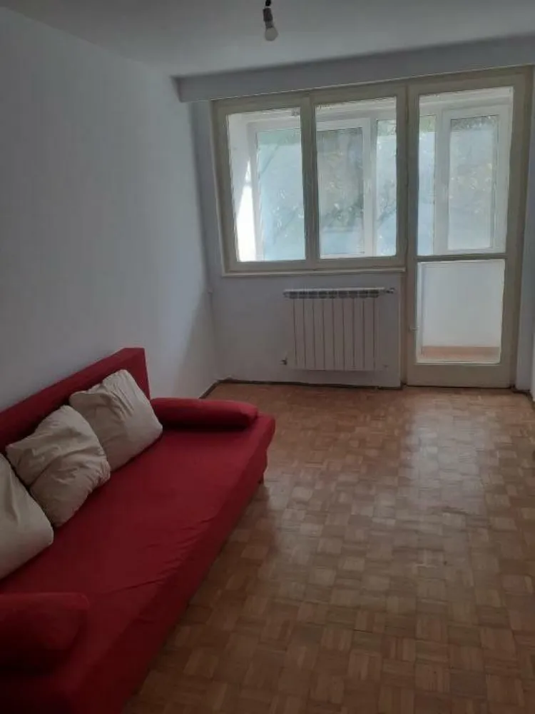 Apartament 3 camere de vanzare pe Bd. Dimitrie Cantemir - Proprietar, vand apartament de 3 camere decomandat, situat pe Bd. Dimitrie Cantemir, în apropierea intersecţiei cu Bd. Marasesti.

Blocul nu este încadrat în nici un grad de risc şi este reabilitat termic.

Imobilul este stradal, dar apartamentul are vedere din laterala, fiind ferit de zgomotul bulevardului. Camera de zi şi unul din dormitoare sunt spre vest, iar restul locuinţei spre sud. Baia si bucataria au geam mare, astfel ca se poate aerisi foarte bine. Apartamentul este la etajul 3/7.

Suprafata utila totala este de 60,42mp, excluzand suprafeţele balcoanelor.
Apartamentul are asigurare obligatorie PAD şi certificat energetic clasa A.

Apartamentul este recent renovat şi are de asemenea numeroase îmbunătăţiri cum ar fi: centrala termica proprie si hol extins care serveste ca zona de dining. 
Bucataria este dotata cu centrala termica proprie, plita inox, masina de spalat vase, frigider inox şi mobila de bucatarie executata la comanda.
Sufrageria este îmbunătăţită cu izolatie in interior şi contine aparat de aer conditionat. Holul extins este anti-fonat, şi este astfel perfect pentru dining. Usa de intrare este dublata pentru extra siguranta (marca Gardesa) si este de asemenea anti-fonica.
Cele doua dormitoare au balcoane închise cu geam termopan.

Imobilul este la aproximativ 10 şi 3 minute de staţia de metrou Unirii şi Tineretului, precum şi de parcurile Tineretului şi Carol.
În apropiere se afla Scoala Generala 79, C.N. Ion Creanga, C.N. Sincai.

Pentru detalii sau vizionari va stăm cu drag la dispoziţie la nr de telefon: .
