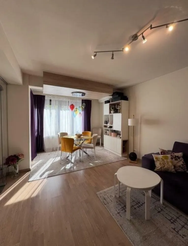 APARTAMENT LA CHEIE 3 CAMERE 2 BAI CURTE PROPRIE PARCARE SUBTERANA SI LIFT - De vanzare apartament cu 3 camere si curte proprie â€“direct proprietar -avand o suprafata utila de 143mp, situat in sectorul 1 Bucuresti, intr-o zona linistita, cu vegetatie maxima, in cartierul Bucurestii Noi . Apartamentul se vinde cu loc de parcare subteran cu o suprafata utila de 17mp. Intrarea in subteran se face prin rampa, care pe timpul iernii este incalzita.

Descriere imobil: Apartament cu 3 camere si doua bai decomandat cu o suprafata utila de 77 mp, iar curtea exterioara de 66 mp, situat la parter, intr-un bloc finalizat in 2017, format din 2 nivele,mansarda si parcare subterana. Apartamentul este format dintr-un living, 2 dormitoare dintre care unul matrimonial cu baie proprie cu dus , mobilate si utilate, o bucatarie mobilata si utilata (separata si inchisa si cu iesire pe terasa), un grup sanitar de serviciu. Imobilul are centrala propie pe GAZ, cu calorifere, instalatia electrica pe cupru, instalatia sanitara de inalta calitate, gresie, faianta, parchet din lemn triplustratificat (toate achizitionate de la Delta Studio marca Porcelanosa) dispune de geamuri termopane tripan Salamander care au si plasa tip pliseu. Un lucru foarte important, toate geamurile au rulorui exterioare. Delimitarea dintre living si bucatarie de face printr-un pere din geam cu sistem de deschidere-inchidere marca Dorma .Imobilul se vinde mobilat si utilat complet, mobila fiind toata facuta pe comanda, utilat cu televizoare marca Sony, masina de spalata vase marca Bosch, masina de spalat rufe marca Bosch, plita electrica Bosch , hota Bosch, cuptor electric si cuptor cu microunde Bosch, frigider Bosch, dispune si de aer conditionat marca Daikin,expressor Nespresso- toate intra in pretul de achizitie. Sanitarele bailor sunt marca Dalet , iar bateriile chiuvetelor,cat si bateria dusului sunt marca Kludi.Rigola dusului este marca Geberit. Bucataria are in dotare chiuveta si baterie marca Franke .Contorizarea gazului , curentului electric si a apei este individual . Imobilul mai dispune si de un loc de parcare subteran cu o suprafata de 17mp (de pot pune optional si dulapuri de depozitare). Blocul are termoizolatie exterioara, camere supraveghere din toate unghiurile, cat si subteran. Cladirea figureaza si cu lift .Toate electrocasnicele au clasa A+++ . Apartamentul a fost achizitionat la gri , iar finisajele au fost alese impreuna cu un designer de interior. 
Este prevazut cu sistem de alarma marca Paradox. Usile au fost achizitionate de la Porta Doors.

Apartamentul se afla la o distanta de 5 minute de metroul Bazilescu (de mers pe jos), acces facil la toate supermarket-urile (Lidl, Kaufland, Mega-Image ,Carrefour, inclusiv piata)

In apropiere se regasesc: Băneasa Shopping City, Aeroportul Baneasa, Colosseun Mall, Piata Presei Libere