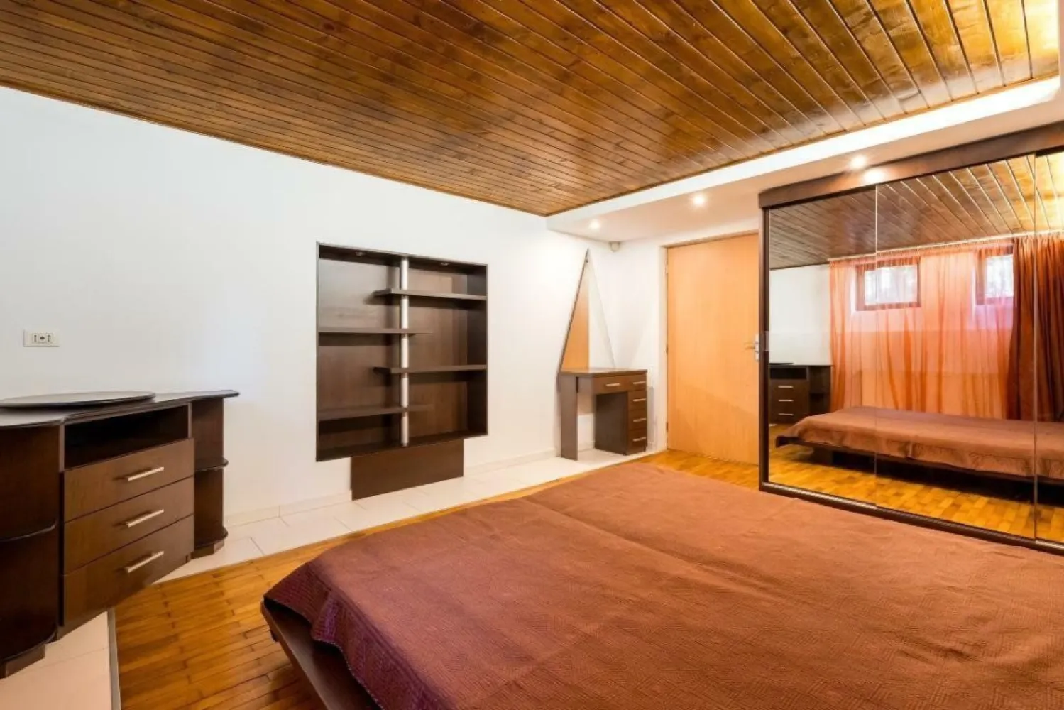 Apartament 3 Camere - zona Domenii - direct propietar - Oferim spre vânzare un apartament primitor, situat la demisol, într-una dintre cele mai căutate şi liniştite zone rezidenţiale din Bucureşti - Domenii. 

Proprietatea se bucură de o atmosferă plăcută, având vecini de calitate, responsabili şi o comunitate linistita.

Apartamentul are o suprafaţă de 75 mÂ˛, dispune de 3 camere spaţioase şi se află într-o stare generală bună, gata pentru a fi locuit sau transformat conform dorintelor.

Vânzarea se face direct de la proprietar, cu comision 0%.

Notă importantă: Nu dorim republicarea acestui anunţ pe alte site-uri. Vă mulţumim pentru înţelegere şi apreciem respectarea acestei cerinţe.