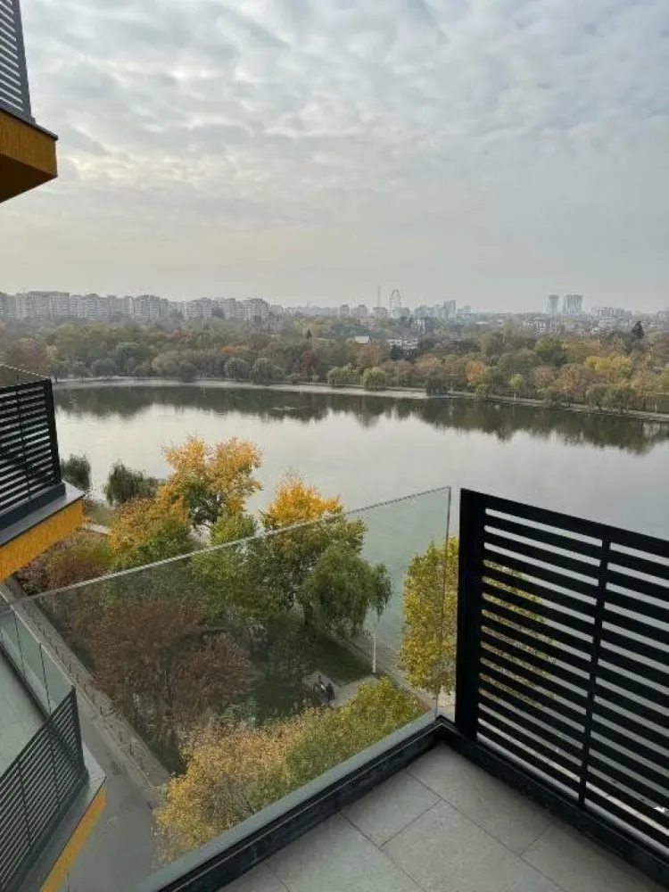 Pers fizică - Apartament de vis cu 3 camere şi vedere superba spre lac! - Descoperă un loc pe care sa-l numeşti acasă!
Oferim spre vanzare apartament luminos şi spaţios, cu 3 camere, situat într-o zonă liniştită, cu vedere deosebită către lac.
-Vedere panoramică: ferestrele de la living şi dormitoare oferă o privelişte impresionantă asupra lacului şi oraşului, perfectă pentru relaxare în orice moment al zilei.
-Spatiu generos: apartamentul dispune de o suprafaţă utilă totală de 103,35 mp, repartizat astfel: 81,91 mp living, bai şi dormitoare şi 21,44 mp dispuşi în 2 balcoane superbe, individuale ce înconjoară livingul.
-Bloc nou, dat în folosinţă în luna Noiembrie 2024.
-Parcare subterană cu 2 niveluri (sunt rezervate, nefiind incluse în preţ, 2 locuri de parcare alipite la -1 în suprafaţă totală de 32,73 mp la intrarea în bloc, lângă lifturi).
-Curtea interioară oferă o grădină botanică fiind investiţi peste 50.000 â‚Ź în copaci, flori şi plante cu sistem propriu de irigaţie.
-Blocul este amplasat la: 1 minut de mers pe jos de McDonaldâ€™s, Mega Image, Lidl, mijloace de transport in comun, la 5 metri de intrarea in parcul de pe malul lacului, 170 m şcoala, sub 1 km de autostrada Bucureşti-Ploieşti, 500 m de Şoseaua Fundeni, sub 1 km de Petricani şi Fabrica de Glucoză. 
-Apartamentul se vinde nemobilat astfel încât viitorul proprietar să-l poată amenaja după propriile preferinţe. 
-Propretatea se află la etajul 8/10.
-Locuinţă dispune de încălzire în pardoseală cu termostat wireless, tâmplărie Salamander, aer condiţionat, 2 băi (una cu cada, una cu rigola), izolaţie cu vată de sticlă, încălzire centralizată.
Daca eşti în căutarea unui apartament modern, cu un peisaj unic, aproape de facilităţi esenţiale (şcoli, supermarketuri, mijloace de transport, autostrada, şosea de centură) acest apartament este alegerea perfectă.
Pentru mai multe detalii şi programarea unei vizionări nu ezita să ne contactezi la nr. de telefon: .