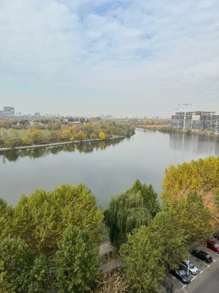 Pers fizică - Apartament de vis cu 3 camere şi vedere superba spre lac! - Descoperă un loc pe care sa-l numeşti acasă!
Oferim spre vanzare apartament luminos şi spaţios, cu 3 camere, situat într-o zonă liniştită, cu vedere deosebită către lac.
-Vedere panoramică: ferestrele de la living şi dormitoare oferă o privelişte impresionantă asupra lacului şi oraşului, perfectă pentru relaxare în orice moment al zilei.
-Spatiu generos: apartamentul dispune de o suprafaţă utilă totală de 103,35 mp, repartizat astfel: 81,91 mp living, bai şi dormitoare şi 21,44 mp dispuşi în 2 balcoane superbe, individuale ce înconjoară livingul.
-Bloc nou, dat în folosinţă în luna Noiembrie 2024.
-Parcare subterană cu 2 niveluri (sunt rezervate, nefiind incluse în preţ, 2 locuri de parcare alipite la -1 în suprafaţă totală de 32,73 mp la intrarea în bloc, lângă lifturi).
-Curtea interioară oferă o grădină botanică fiind investiţi peste 50.000 â‚Ź în copaci, flori şi plante cu sistem propriu de irigaţie.
-Blocul este amplasat la: 1 minut de mers pe jos de McDonaldâ€™s, Mega Image, Lidl, mijloace de transport in comun, la 5 metri de intrarea in parcul de pe malul lacului, 170 m şcoala, sub 1 km de autostrada Bucureşti-Ploieşti, 500 m de Şoseaua Fundeni, sub 1 km de Petricani şi Fabrica de Glucoză. 
-Apartamentul se vinde nemobilat astfel încât viitorul proprietar să-l poată amenaja după propriile preferinţe. 
-Propretatea se află la etajul 8/10.
-Locuinţă dispune de încălzire în pardoseală cu termostat wireless, tâmplărie Salamander, aer condiţionat, 2 băi (una cu cada, una cu rigola), izolaţie cu vată de sticlă, încălzire centralizată.
Daca eşti în căutarea unui apartament modern, cu un peisaj unic, aproape de facilităţi esenţiale (şcoli, supermarketuri, mijloace de transport, autostrada, şosea de centură) acest apartament este alegerea perfectă.
Pentru mai multe detalii şi programarea unei vizionări nu ezita să ne contactezi la nr. de telefon: .