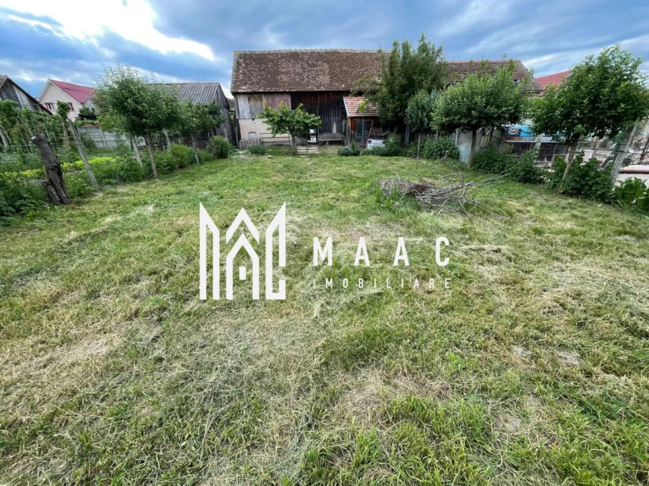 Casă individuală de vânzare I Turnișor | 166 mp utili | Teren 600 mp - MAAC Imobiliare vă propune spre vânzare o casă individuală spațioasă, situată în Municipiul Sibiu, cartierul Turnișor, pe strada Gheorghe Asachi – o zonă liniștită, ideală pentru familii. Detalii proprietate: Suprafață utilă: 166 mp Suprafață construită desfășurată: 220 mp Teren: 600 mp Regim de înălțime: S+P+M Predare: mobilată și utilată Compartimentare: Subsol: Bucătărie Pivniță spațioasă Parter: Living 2 dormitoare 2 băi Hol cu casa scării Mansardă: Hol Dormitor cu balcon Anexă: Bucătărie de vară Zonă de grătar Terasă de 15 mp Avantaje: Curte pavată și zonă verde Exterior izolat și renovat recent Grădină amenajată Loc de parcare în curte Zonă liniștită, ideală pentru locuit permanent Acces facil către centrul orașului și punctele de interes Această casă oferă spațiu generos, funcționalitate excelentă și un cadru perfect pentru o familie care își dorește confort și intimitate într-un cartier ferit de agitație. Pentru mai multe detalii sau pentru a programa o vizionare, menționați ID-ul CP2568925. }}