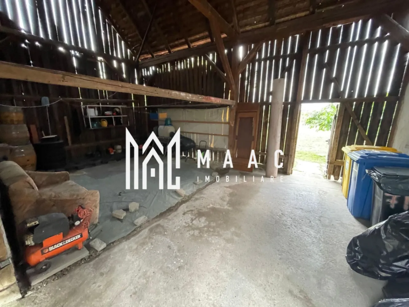 Casă individuală de vânzare I Turnișor | 166 mp utili | Teren 600 mp - MAAC Imobiliare vă propune spre vânzare o casă individuală spațioasă, situată în Municipiul Sibiu, cartierul Turnișor, pe strada Gheorghe Asachi – o zonă liniștită, ideală pentru familii. Detalii proprietate: Suprafață utilă: 166 mp Suprafață construită desfășurată: 220 mp Teren: 600 mp Regim de înălțime: S+P+M Predare: mobilată și utilată Compartimentare: Subsol: Bucătărie Pivniță spațioasă Parter: Living 2 dormitoare 2 băi Hol cu casa scării Mansardă: Hol Dormitor cu balcon Anexă: Bucătărie de vară Zonă de grătar Terasă de 15 mp Avantaje: Curte pavată și zonă verde Exterior izolat și renovat recent Grădină amenajată Loc de parcare în curte Zonă liniștită, ideală pentru locuit permanent Acces facil către centrul orașului și punctele de interes Această casă oferă spațiu generos, funcționalitate excelentă și un cadru perfect pentru o familie care își dorește confort și intimitate într-un cartier ferit de agitație. Pentru mai multe detalii sau pentru a programa o vizionare, menționați ID-ul CP2568925. }}