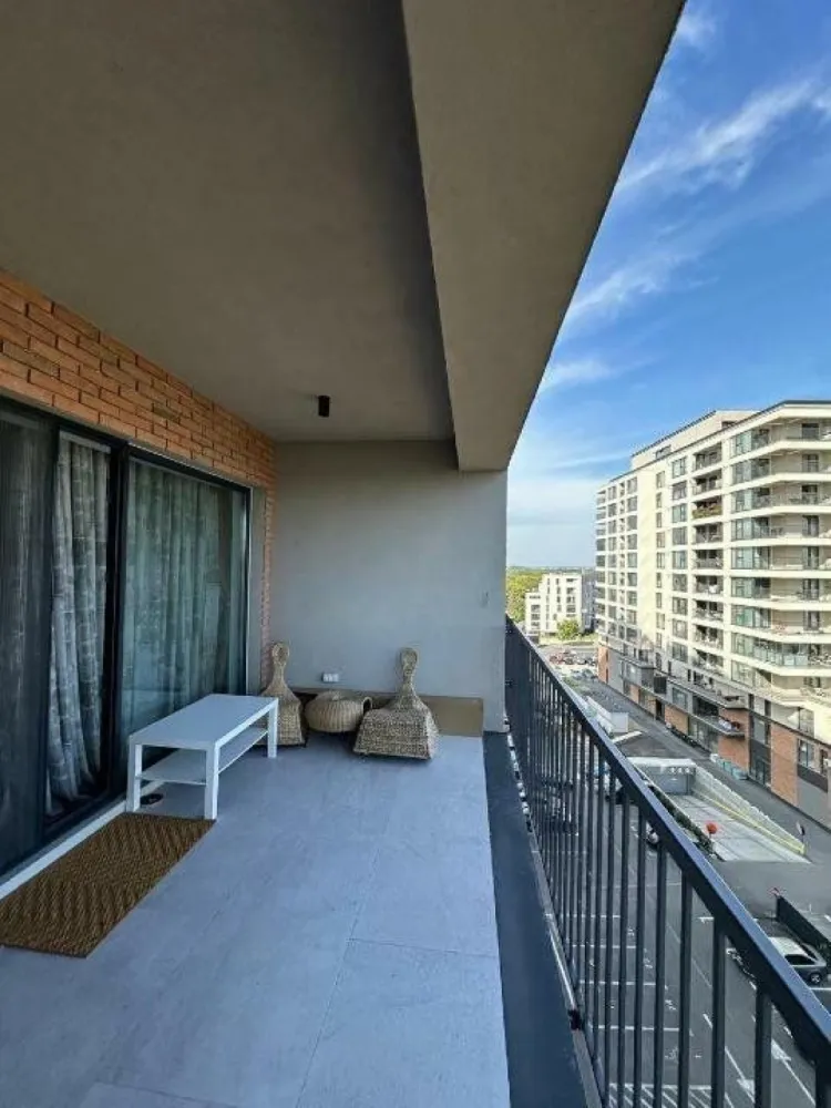 Apartamentul 3 camere, Baneasa, Sisesti, parc cu iesire lac - Apartament rafinat cu 3 camere şi vedere panoramică la Lacul Griviţa, într-un complex rezidenţial exclusivist

Vă propunem spre achiziţie un apartament deosebit, de 3 camere, ce impresionează prin eleganţa şi generozitatea spaţiului, situat într-un complex rezidenţial de lux, cu acces privat la Lacul Griviţa. Acesta beneficiază de o suprafaţă totală de 113 mp (80,7 mp utili), oferind o locuinţă luminată natural, perfect configurată pentru a satisface cele mai înalte standarde de confort.

Caracteristici remarcabile:

 â€˘ Vedere spectaculoasă către lac: Fiecare cameră oferă panorame uimitoare asupra Lacului Griviţa, amplificând senzaţia de linişte şi relaxare.
 â€˘ Complex rezidenţial privat cu facilităţi premium: Parcul privat, pontonul, baldachinele şi balansoarele, alături de locul de joacă pentru copii, asigură un stil de viaţă exclusivist şi relaxant într-un cadru natural.
 â€˘ Terasa elegantă, de 11,4 mp, prevăzută cu sistem de încălzire în pardoseală şi posibilitatea de a fi închisă cu sticlă tip ghilotină, creând un spaţiu versatil ce poate fi utilizat pe tot parcursul anului.
 â€˘ Spaţii interioare generoase şi bine structurate, oferind o ambianţă deschisă şi aerisită.
 â€˘ Bucătărie închisă şi complet echipată, perfect integrată în conceptul de locuinţă modernă.
 â€˘ Două băi contemporane, dotate cu finisaje de calitate superioară, ce completează armonios designul sofisticat al locuinţei.

Apartamentul se vinde complet mobilat şi utilat cu piese de mobilier şi electrocasnice de înaltă calitate, exact aşa cum se prezintă în imagini (fără obiectele şi decoraţiunile personale).

Preţ: 285.000 euro + TVA

Această proprietate reprezintă o oportunitate unică de a vă bucura de un stil de viaţă exclusivist, într-o locaţie de prestigiu, cu toate facilităţile necesare pentru un confort absolut.
