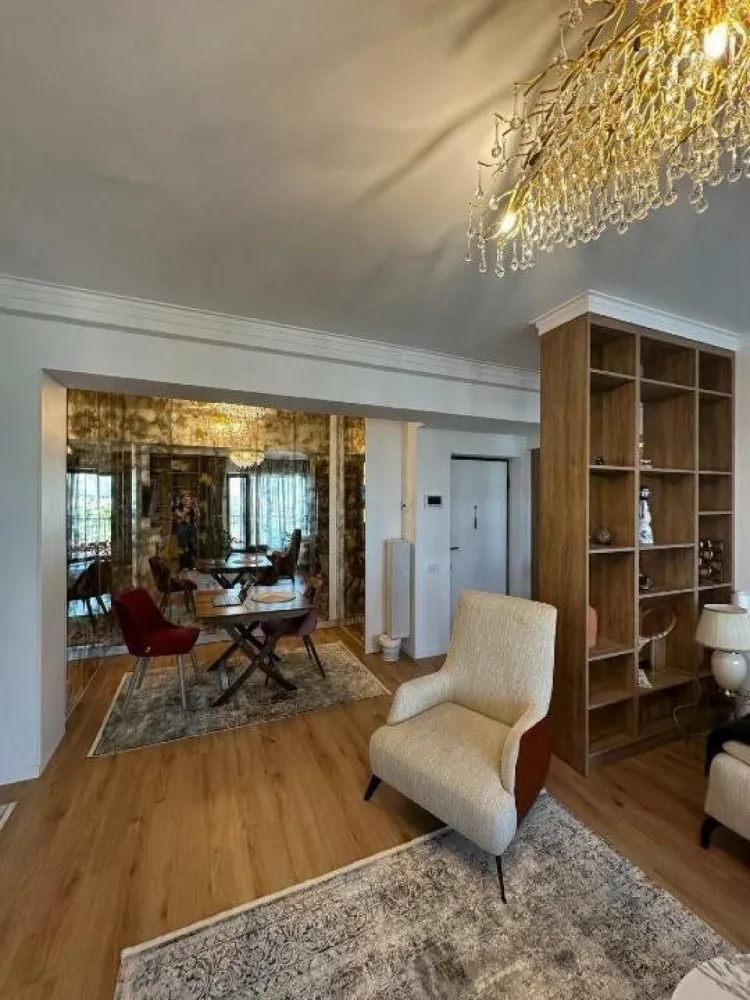 Apartamentul 3 camere, Baneasa, Sisesti, parc cu iesire lac - Apartament rafinat cu 3 camere şi vedere panoramică la Lacul Griviţa, într-un complex rezidenţial exclusivist

Vă propunem spre achiziţie un apartament deosebit, de 3 camere, ce impresionează prin eleganţa şi generozitatea spaţiului, situat într-un complex rezidenţial de lux, cu acces privat la Lacul Griviţa. Acesta beneficiază de o suprafaţă totală de 113 mp (80,7 mp utili), oferind o locuinţă luminată natural, perfect configurată pentru a satisface cele mai înalte standarde de confort.

Caracteristici remarcabile:

 â€˘ Vedere spectaculoasă către lac: Fiecare cameră oferă panorame uimitoare asupra Lacului Griviţa, amplificând senzaţia de linişte şi relaxare.
 â€˘ Complex rezidenţial privat cu facilităţi premium: Parcul privat, pontonul, baldachinele şi balansoarele, alături de locul de joacă pentru copii, asigură un stil de viaţă exclusivist şi relaxant într-un cadru natural.
 â€˘ Terasa elegantă, de 11,4 mp, prevăzută cu sistem de încălzire în pardoseală şi posibilitatea de a fi închisă cu sticlă tip ghilotină, creând un spaţiu versatil ce poate fi utilizat pe tot parcursul anului.
 â€˘ Spaţii interioare generoase şi bine structurate, oferind o ambianţă deschisă şi aerisită.
 â€˘ Bucătărie închisă şi complet echipată, perfect integrată în conceptul de locuinţă modernă.
 â€˘ Două băi contemporane, dotate cu finisaje de calitate superioară, ce completează armonios designul sofisticat al locuinţei.

Apartamentul se vinde complet mobilat şi utilat cu piese de mobilier şi electrocasnice de înaltă calitate, exact aşa cum se prezintă în imagini (fără obiectele şi decoraţiunile personale).

Preţ: 285.000 euro + TVA

Această proprietate reprezintă o oportunitate unică de a vă bucura de un stil de viaţă exclusivist, într-o locaţie de prestigiu, cu toate facilităţile necesare pentru un confort absolut.