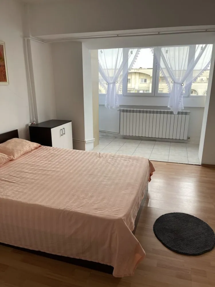 Vand 3camere mare stradal din Blvdul Decebal Bucuresti - 3 camere foarte spațios 95m util,de vânzare pe bulevardul Decebal nr.5 ,posibil cu terasa ,ultimul etaj 8/8, decomandat cu două băi,4 balcoane,toate camerele sunt cu vedere stradală,modificat,termopan și instalație sunt renovate,fără centrală,va rog cu seriozitatea. V-aștept cu vizionarea.Actele curate și la zi fără nici o ipotecare! Transfer imediat