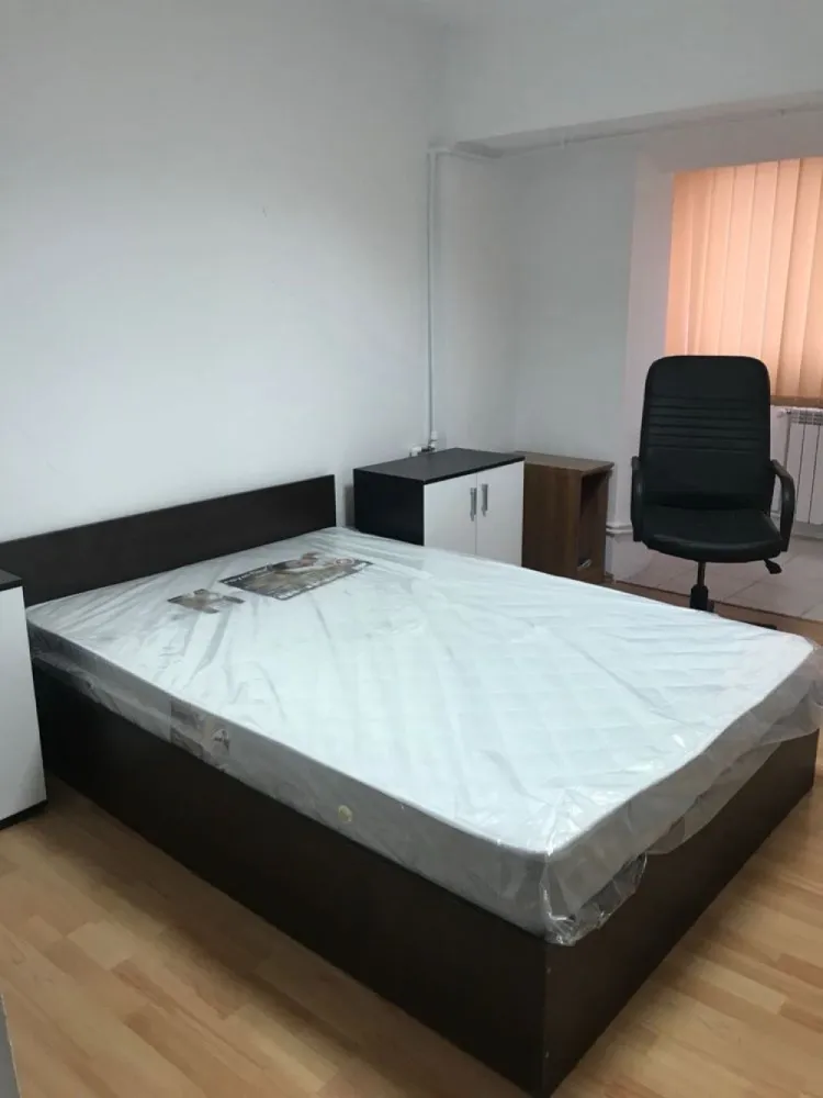 Vand 3camere mare stradal din Blvdul Decebal Bucuresti - 3 camere foarte spațios 95m util,de vânzare pe bulevardul Decebal nr.5 ,posibil cu terasa ,ultimul etaj 8/8, decomandat cu două băi,4 balcoane,toate camerele sunt cu vedere stradală,modificat,termopan și instalație sunt renovate,fără centrală,va rog cu seriozitatea. V-aștept cu vizionarea.Actele curate și la zi fără nici o ipotecare! Transfer imediat