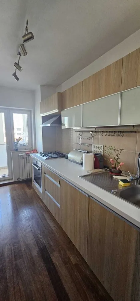 Apartament 3 camere Piata Unirii - Apartamentul este situat la 3 minute de statia de metrou P-ta Unirii, in proximitatea magazinului Carrefour si Unirii.
Living - 23mp
Dormitor matrimonial - 15.8 mp
Dormitor copii - 11.67
2 bai
3 balcoane
Loc de parcare de resedinta.