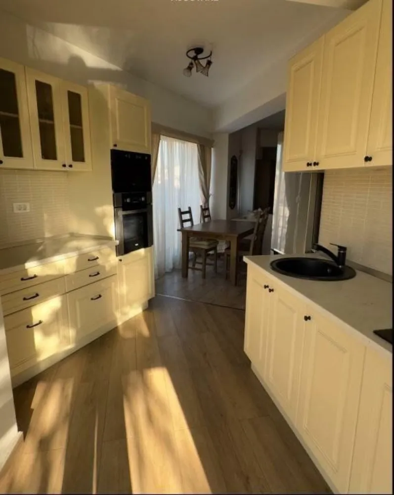3 camere Timpuri Noi Splaiul Unirii - Proprietar vand apartament de 3 camere localizat intr-un imobil construit in anul 2014, foarte aproape de staţia de metrou Timpuri Noi cu acces rapid către toate mijloacele de transport in comun, este situat pe Splaiul Unirii cu vedere libera spre raul Dambovita.

Apartamentul in suprafaţa utila de 74mp, este situat la etajul 1/6, este foarte luminos, dispune de o compartimentare ideala, precum si de finisaje de calitate.
Living mare (36mp), bucătărie mobilata si utilata, 2 dormitoare, 1 baie, încălzire cu centrala proprie, 1 aparate A/C. 
Apartamentul se vinde mobilat si utilat.
Persoana fizica, nu se percepe Tva , toate actele!