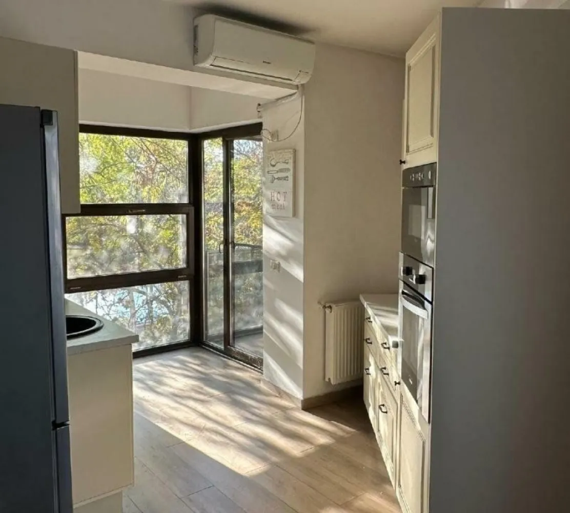 3 camere Timpuri Noi Splaiul Unirii - Proprietar vand apartament de 3 camere localizat intr-un imobil construit in anul 2014, foarte aproape de staţia de metrou Timpuri Noi cu acces rapid către toate mijloacele de transport in comun, este situat pe Splaiul Unirii cu vedere libera spre raul Dambovita.

Apartamentul in suprafaţa utila de 74mp, este situat la etajul 1/6, este foarte luminos, dispune de o compartimentare ideala, precum si de finisaje de calitate.
Living mare (36mp), bucătărie mobilata si utilata, 2 dormitoare, 1 baie, încălzire cu centrala proprie, 1 aparate A/C. 
Apartamentul se vinde mobilat si utilat.
Persoana fizica, nu se percepe Tva , toate actele!