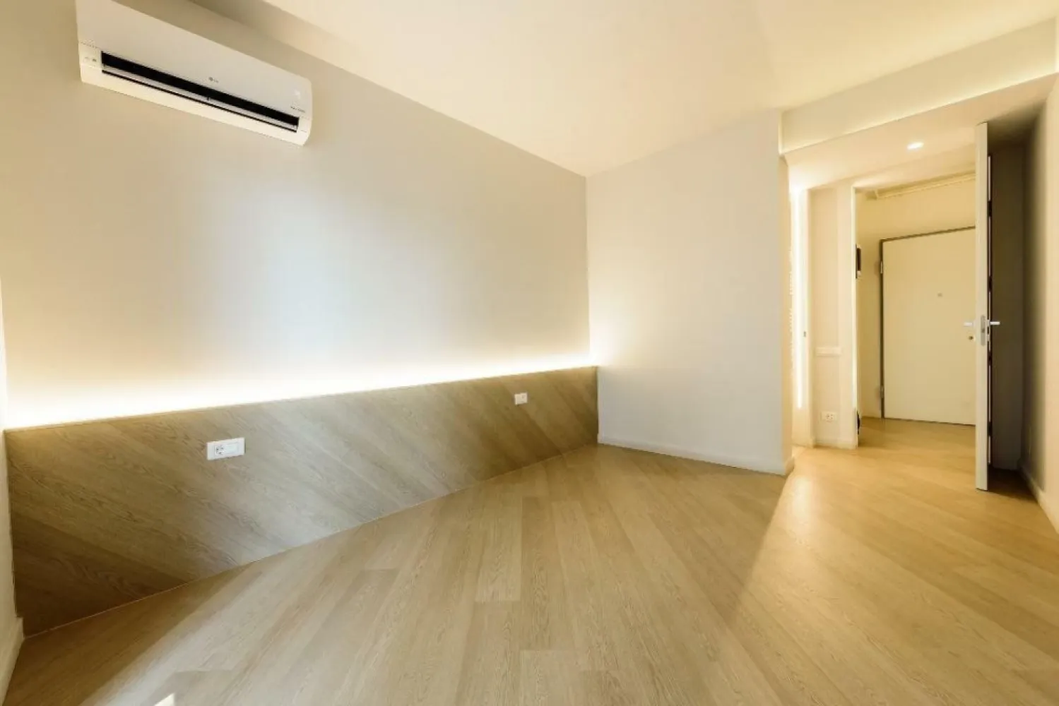 REDUCERE BLACK FRIDAY | CORTINA NORTH | Vedere Libera | Balcon de 10 mp | LUX - !!!!! REDUCERE BLACK FRIDAY !!!!! COMISION 0 !!!!!

Ofer spre vanzare un apartament situat intr-un complex rezidential exclusivist din zona Aviatiei-Pipera si anume CORTINA NORTH. Cu o amplasare de exceptie in Nordul capitalei, acest ansamblu este unul grandios, cu caracteristici unice imbinate pentru un stil de viata complet, confortabil si activ!

Apartamentul are o suprafata construita de 96,45 mp si suprafata utila totala de 76.72 mp, are vederea libera spre Vest, fiind compus din living cu bucatarie open space, dormitor matrimonial cu baie proprie, dormitor secundar, baie de serviciu, hol si balcon.

Apartamentul se ofera spre vanzare nemobilat.

Finisajele sunt cele din pozele din anunt.

Predarea apartamentului se poate face imediat.

Forma de transfer este cesiunea de contract.

Ansamblul Cortina North completeaza stilul de viata activ, sanatos si securizat cu o gama variata de facilitati: centru fitness, bazin de inot, peste 1,5 km pista de alergare, calitatea aerului data de peste 10,000 mp de spatii verzi, galerii comerciale dedicate, parcari private subterane si supraterane si acces controlat.

FINISAJE:
- Fatada ventilata;
- Tamplarie PVC Schuco cu geam tripan termoizolant;
- Ceramica Porcelanosa;
- Obiecte sanitare Daniel Rubinetterie;
- Parchet calitate superioara;
- Usi de intrare securizate Pinum;
- Usi interioare Filomuro.

DOTARI:
- Centrala termica Ariston individuala cu gaz;
- Aer conditionat tip multisplit â€“ Daikin;
- Videointerfon;
- Utilitati â€žready to useâ€ (racorduri individuale la gaze, curent electric, apa curenta);
- Aparatura electrica si cablaje pregatite pentru conexiunea TV si internet;
- Ascensoare â€“ Cate doua pe fiecare tronson.