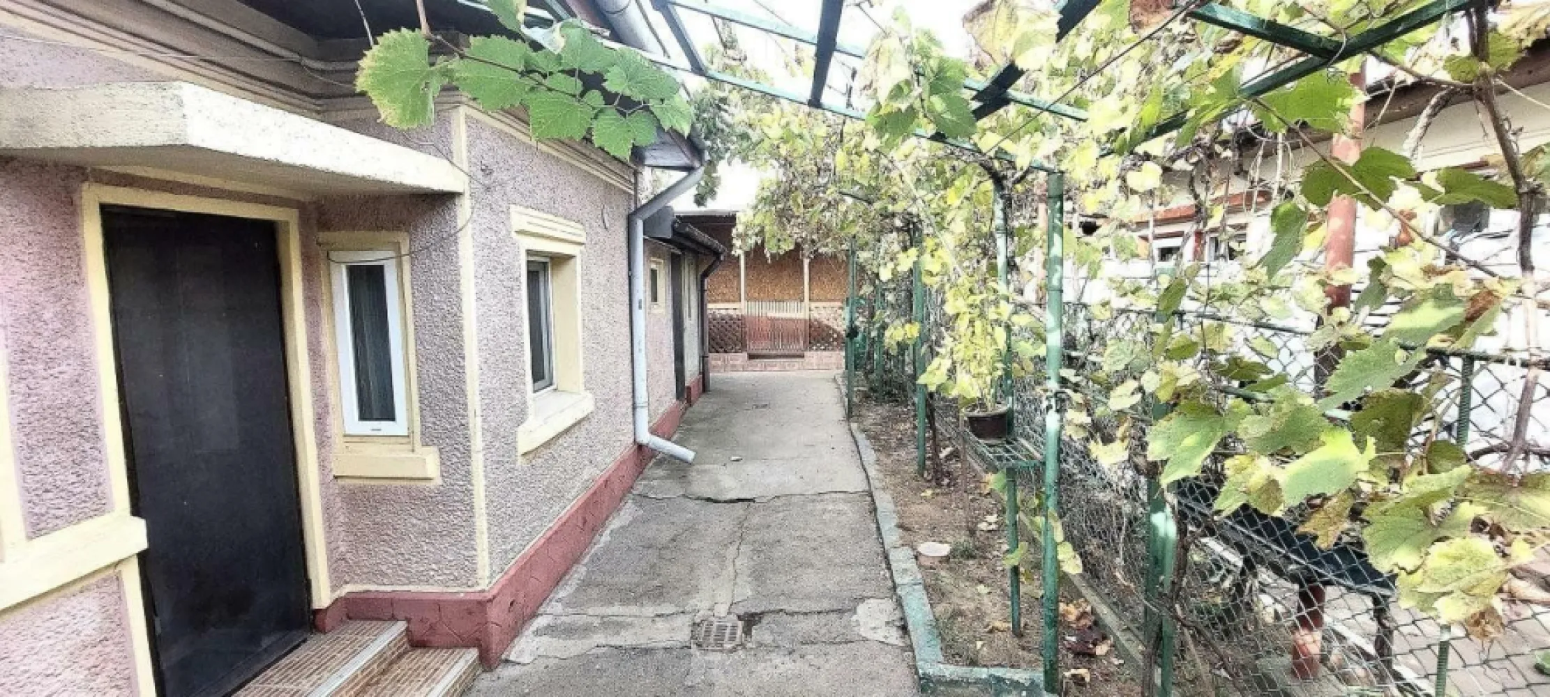 Proprietar casa individuala Bucurestii Noi-Aeromodelului- FARA AGENTII - Proprietar vând casa renovabila de cărămidă, tâmplărie termopan, parchet, construcţie anii '60. Toate utilitatiile sectorului 1. Compartimentare semidecomandata, 3 camere, baie, bucătărie, garaj inchis cu intrare din strada, foişor în curte. Suprafaţa utila 85 mp, suprafaţa totala teren 250,16 mp, deschidere 9,06 ml. Zona frumoasa şi liniştită, în apropiere de mall Colosseum, 15 minute pe jos pana la Metrou Laminorului.
Dispune de cadastru şi intabulare.
Zona Bucurestii Noi, strada Aeromodelului.
Exclusa colaborarea cu agenţii imobiliare.
