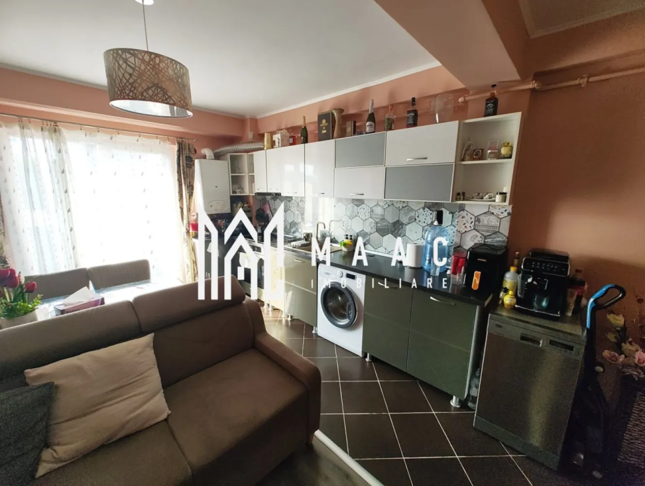 Apartament 2 camere |52 Mp | Calea Cisnadiei - MACC Imobiliare vă oferă spre vânzare un apartament modern cu suprafața de 52 mp, situat la etajul 3, într-o zonă frumoasă și liniștită. Apartamentul este mobilat complet și compartimentat eficient, astfel: 2 dormitoare luminoase Bucătărie open space cu living 1 baie 2 balcoane Hol spațios Este ideal pentru o familie sau un cuplu care își dorește confort și acces facil la facilități. 📞 Pentru mai multe detalii sau pentru a programa o vizionare, nu ezita să ne contactezi specificand ID:CP2568712 }}