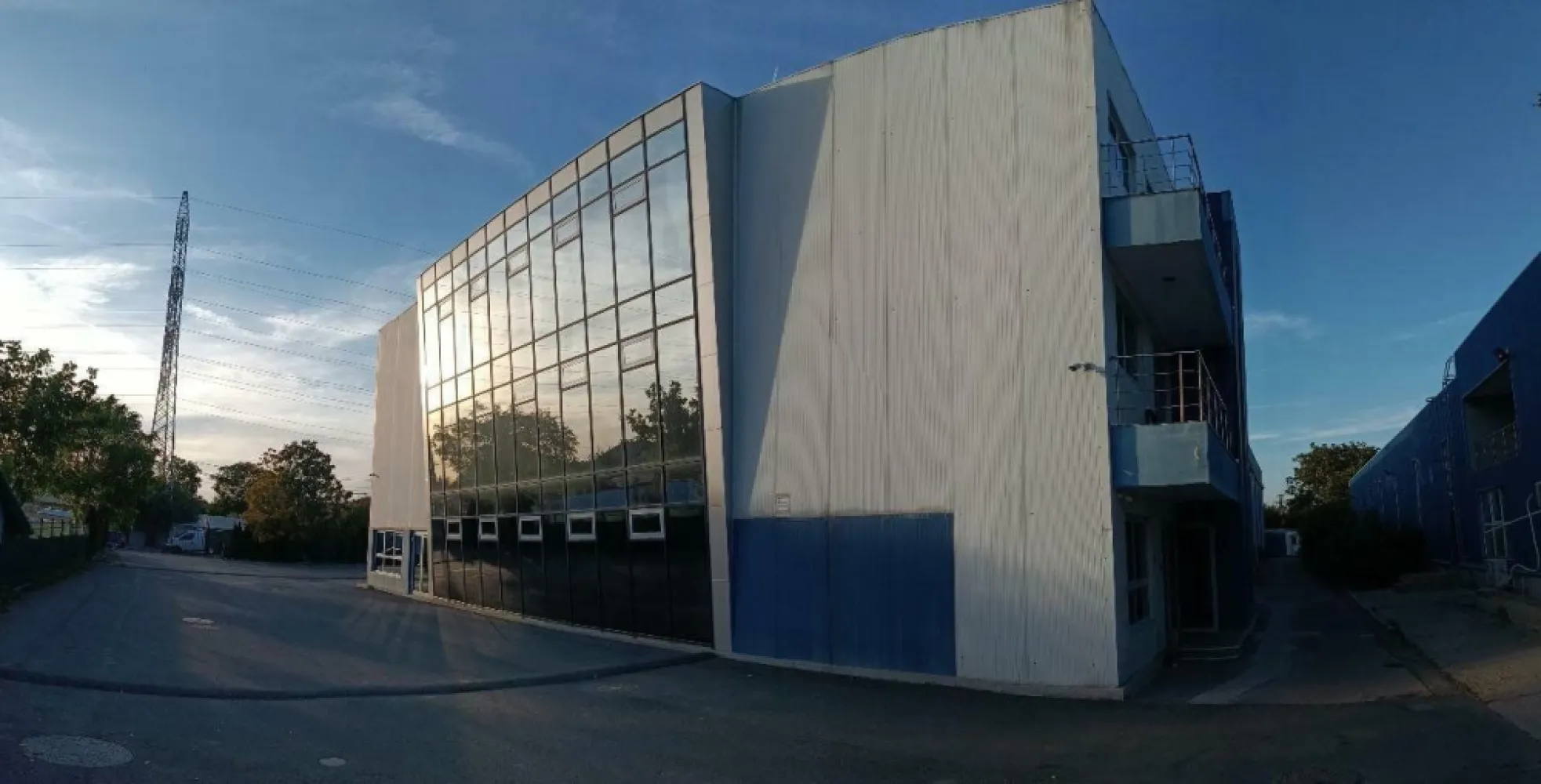 Hală logistică + Spaţii Birouri - Amplasamentul este format din terenul cu o suprafata totala de 2812mp pe care este amplasata constuctia formata din hala+spatiu birouri ce au o suprafata totala de 1835,15mp din care 982,37mp reprezinta suprafata halei si 852,78mp reprezinta suprafata construita destinate cladirii de birouri. 

Terenul este unul intravilan cu deschidere la strada Pogoanelor nr.147 , sector 4 , Bucuresti ce permite accesul autovehiculelor , inclusive al tirurilor . Pe acesta exista un nr de 10 locuri de parcare ce poate fi modificat oricand .

Constructia este reprezentata prin corpul destinat spatiului de birouri dispus pe P+2 si corpul destinate spatiului industrial dispus doar pe P , ambele formand un ansamblu total de 1835,15mp. 

 Hala ce are o suprafata 982,37mp de este invelita cu panouri sandwich tip ISPOAN , structura de rezistenta este din metal (grinzi si stalpi din metal vopsiti cu vopsea rezistenta la foc) , separarea depozitului de office se face printr-un perete antifoc din zidarie , separarea intre etaje se face cu placa din beton armat.
Hala este dotata/mobilata cu rafturi metalice indistriale, cu 3 usi sectionala pentru facilitatea receptiei si a livrărilor de marfa. 

 Cladirea ce are o suprafata de 852,78mp dispusa pe pe P+2 este formata astfel:

 -Parter : Are o suprafata 261,66mp la care se adauga suprafata scarii de 13,53mp. Pe langa spatiul Office există şi sala de şedinţă cu o capacitate de ~15 persoane echipata cu mobilier şi echipament IT. Este structurat in spatiu de birouri , bucatarie si grupuri sanitare . T:275,19mp

 -Etaj I : Are o suprafata de 267,69mp la care se adauga suprafata scarii+balcon de 18,87mp. Este structurat in spatiu de birouri si grup sanitar. T:286,56mp

 -Etaj II : Are o suprafata de 275,63mp la care se adauga suprafata scarii+balcon de 15,4mp. Este structurata in spatiu de birouri si grup sanitar. T: 291,03mp.
 
Prin cele prezentate mai sus se obtin : 982,37mp Hala+852,78mp Office=1835,15mp Spatiu construit ; 2812mp teren. 

De asemenea, office-ul si depozitul au in dotare trape de fum, sistem de detectie, de desfumare si de alarmare si hidranti interiori si exteriori. Sistemul antiincendiu este format din:
-Centrala de detecţie 
-Senzori de detectie 
-Trape de fum
-Sistem de desfumare (trape + motor de desfumare rezistent la foc + tubulatura de evacuare fum)
-Rezervor de apa subteran
-Statie de pompare subterana pentru fiecare grup de pompare a hidrantilor interiori si exteriori
-Grup electrogen disel pentru asigurarea energiei electrice pentru grupul de pompare si a iluminatului de siguranta.
Proprietatea este împrejmuită cu gard din panouri din teava cilindrica sustinute de un soclu din beton armat cu adancimea de 1,5 m.

Intrarea in proprietatea se face din strada Pogoanele printr-o poarta dubla cu deschiderea de cca 7 m cu actionare de la distanta (prin GSM) si programabila pentru deschidere si inchidere in intervale de timp.
Proprietatea dispune si de administrarea unei parcari (cu suprafata de cca. 1500 mp) amenajată cu terasament din balast si piatra concasata.
Curte este amenajata in totalitate cu asfalt , spatiu verde şi copaci .

Spaţiul nostru logistic poate însemna şi o oferta de investiţie pentru persoanele care doresc sa o achizitioneze in acest scop. Atât hala cât şi birourile se pot închiria separat , întrebuinţările putând fi diverse. Randamentul investiţiei variază între 7,5% şi 8% / an , în funcţie de preţul de achiziţie şi preţul chiriei lunare .

Preţul de vânzare este 2.6M euro+TVA.

Detalii la Nr de telefon 
Email: 
WhatsApp: Valentin Coroiu

! Nu colaboram cu agenţii imobiliare !