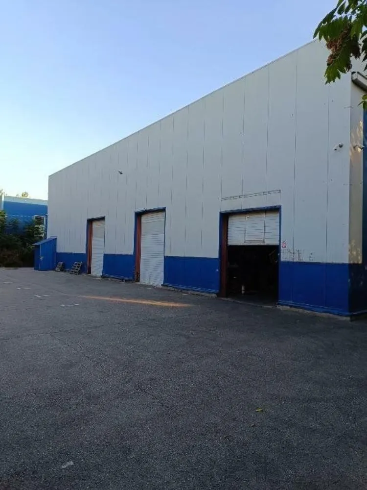 Hală logistică + Spaţii Birouri - Amplasamentul este format din terenul cu o suprafata totala de 2812mp pe care este amplasata constuctia formata din hala+spatiu birouri ce au o suprafata totala de 1835,15mp din care 982,37mp reprezinta suprafata halei si 852,78mp reprezinta suprafata construita destinate cladirii de birouri. 

Terenul este unul intravilan cu deschidere la strada Pogoanelor nr.147 , sector 4 , Bucuresti ce permite accesul autovehiculelor , inclusive al tirurilor . Pe acesta exista un nr de 10 locuri de parcare ce poate fi modificat oricand .

Constructia este reprezentata prin corpul destinat spatiului de birouri dispus pe P+2 si corpul destinate spatiului industrial dispus doar pe P , ambele formand un ansamblu total de 1835,15mp. 

 Hala ce are o suprafata 982,37mp de este invelita cu panouri sandwich tip ISPOAN , structura de rezistenta este din metal (grinzi si stalpi din metal vopsiti cu vopsea rezistenta la foc) , separarea depozitului de office se face printr-un perete antifoc din zidarie , separarea intre etaje se face cu placa din beton armat.
Hala este dotata/mobilata cu rafturi metalice indistriale, cu 3 usi sectionala pentru facilitatea receptiei si a livrărilor de marfa. 

 Cladirea ce are o suprafata de 852,78mp dispusa pe pe P+2 este formata astfel:

 -Parter : Are o suprafata 261,66mp la care se adauga suprafata scarii de 13,53mp. Pe langa spatiul Office există şi sala de şedinţă cu o capacitate de ~15 persoane echipata cu mobilier şi echipament IT. Este structurat in spatiu de birouri , bucatarie si grupuri sanitare . T:275,19mp

 -Etaj I : Are o suprafata de 267,69mp la care se adauga suprafata scarii+balcon de 18,87mp. Este structurat in spatiu de birouri si grup sanitar. T:286,56mp

 -Etaj II : Are o suprafata de 275,63mp la care se adauga suprafata scarii+balcon de 15,4mp. Este structurata in spatiu de birouri si grup sanitar. T: 291,03mp.
 
Prin cele prezentate mai sus se obtin : 982,37mp Hala+852,78mp Office=1835,15mp Spatiu construit ; 2812mp teren. 

De asemenea, office-ul si depozitul au in dotare trape de fum, sistem de detectie, de desfumare si de alarmare si hidranti interiori si exteriori. Sistemul antiincendiu este format din:
-Centrala de detecţie 
-Senzori de detectie 
-Trape de fum
-Sistem de desfumare (trape + motor de desfumare rezistent la foc + tubulatura de evacuare fum)
-Rezervor de apa subteran
-Statie de pompare subterana pentru fiecare grup de pompare a hidrantilor interiori si exteriori
-Grup electrogen disel pentru asigurarea energiei electrice pentru grupul de pompare si a iluminatului de siguranta.
Proprietatea este împrejmuită cu gard din panouri din teava cilindrica sustinute de un soclu din beton armat cu adancimea de 1,5 m.

Intrarea in proprietatea se face din strada Pogoanele printr-o poarta dubla cu deschiderea de cca 7 m cu actionare de la distanta (prin GSM) si programabila pentru deschidere si inchidere in intervale de timp.
Proprietatea dispune si de administrarea unei parcari (cu suprafata de cca. 1500 mp) amenajată cu terasament din balast si piatra concasata.
Curte este amenajata in totalitate cu asfalt , spatiu verde şi copaci .

Spaţiul nostru logistic poate însemna şi o oferta de investiţie pentru persoanele care doresc sa o achizitioneze in acest scop. Atât hala cât şi birourile se pot închiria separat , întrebuinţările putând fi diverse. Randamentul investiţiei variază între 7,5% şi 8% / an , în funcţie de preţul de achiziţie şi preţul chiriei lunare .

Preţul de vânzare este 2.6M euro+TVA.

Detalii la Nr de telefon 
Email: 
WhatsApp: Valentin Coroiu

! Nu colaboram cu agenţii imobiliare !