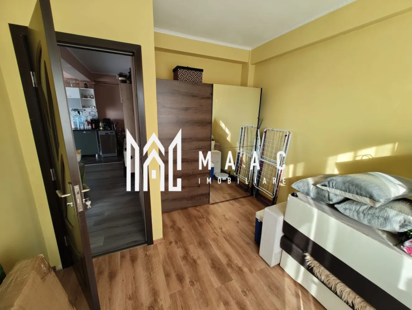 Apartament 2 camere |52 Mp | Calea Cisnadiei - MACC Imobiliare vă oferă spre vânzare un apartament modern cu suprafața de 52 mp, situat la etajul 3, într-o zonă frumoasă și liniștită. Apartamentul este mobilat complet și compartimentat eficient, astfel: 2 dormitoare luminoase Bucătărie open space cu living 1 baie 2 balcoane Hol spațios Este ideal pentru o familie sau un cuplu care își dorește confort și acces facil la facilități. 📞 Pentru mai multe detalii sau pentru a programa o vizionare, nu ezita să ne contactezi specificand ID:CP2568712 }}