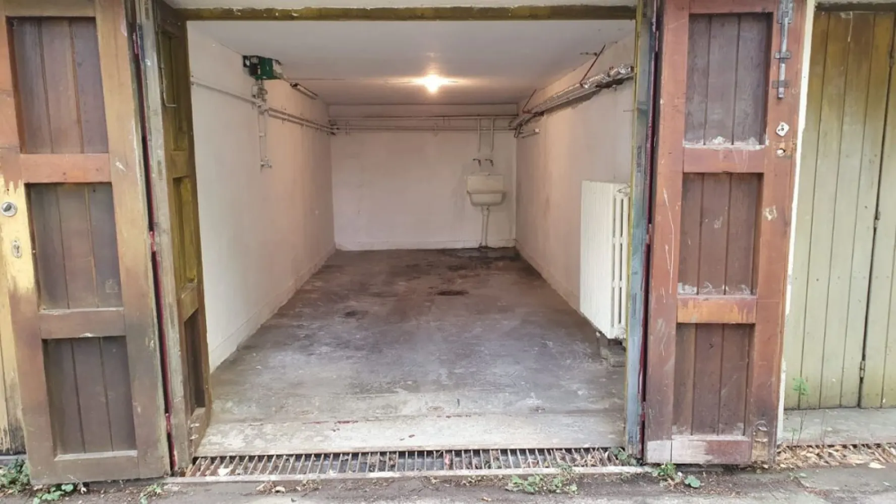 Sector 2, ultracentral - vand garaj incalzit, situat pe strada Plantelor nr. 8-10, in curtea privata a blocului, 15 mp, apa rece si apa calda, scurgere in podea, curent electric 24 v. Explicatie: la acest pret cumperi 2 locuri de parcare, unul in garaj si unul in fata garajului. In zona pretul pe metrul patrat este de 3000 euro,