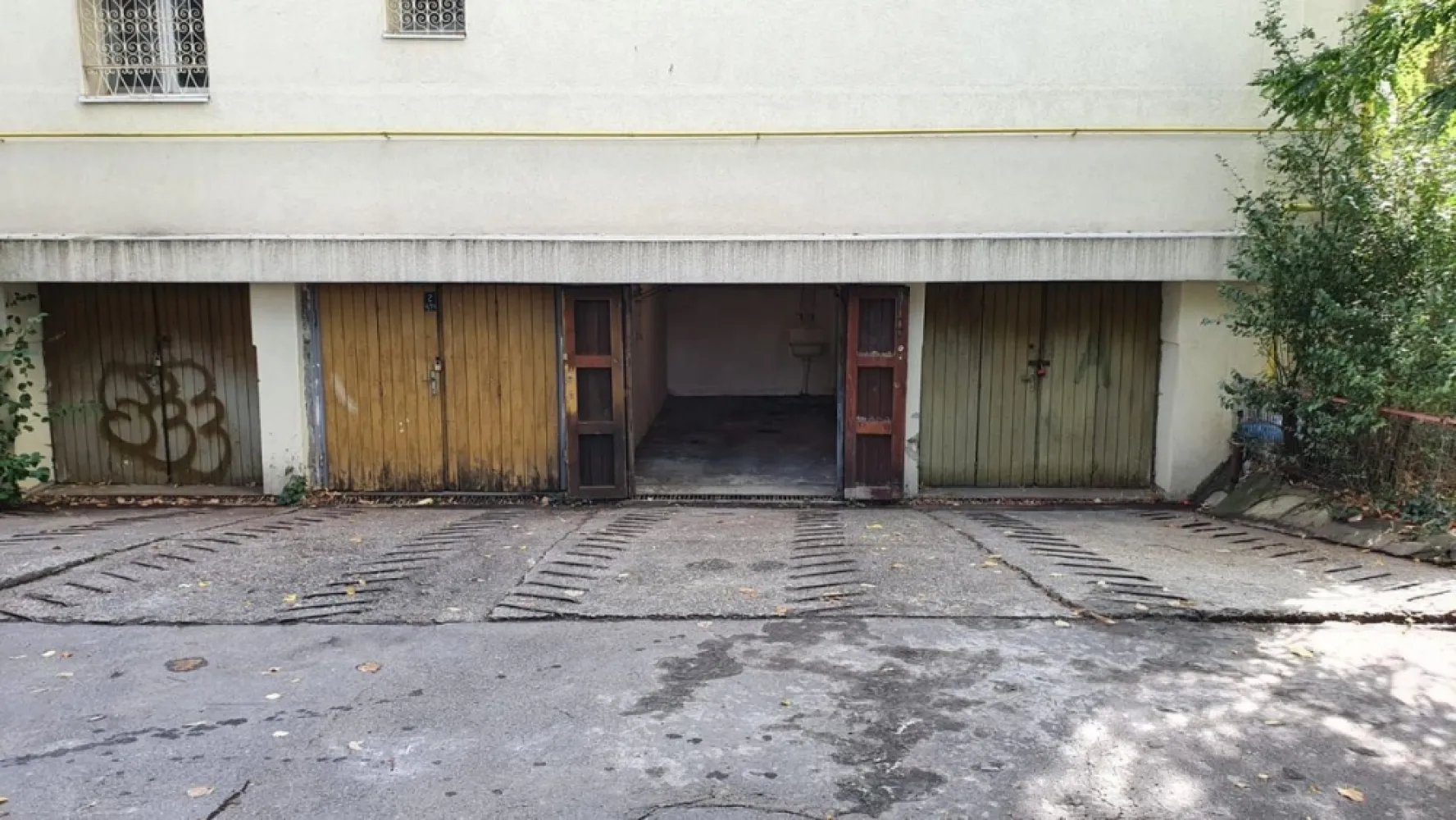 Sector 2, ultracentral - vand garaj incalzit, situat pe strada Plantelor nr. 8-10, in curtea privata a blocului, 15 mp, apa rece si apa calda, scurgere in podea, curent electric 24 v. Explicatie: la acest pret cumperi 2 locuri de parcare, unul in garaj si unul in fata garajului. In zona pretul pe metrul patrat este de 3000 euro,