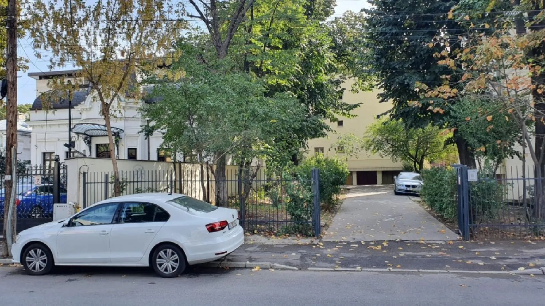 Sector 2, ultracentral - vand garaj incalzit, situat pe strada Plantelor nr. 8-10, in curtea privata a blocului, 15 mp, apa rece si apa calda, scurgere in podea, curent electric 24 v. Explicatie: la acest pret cumperi 2 locuri de parcare, unul in garaj si unul in fata garajului. In zona pretul pe metrul patrat este de 3000 euro,