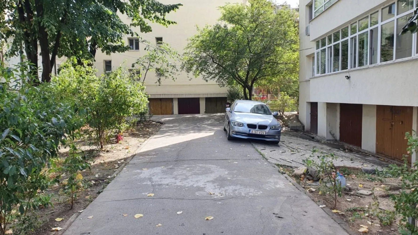 Sector 2, ultracentral - vand garaj incalzit, situat pe strada Plantelor nr. 8-10, in curtea privata a blocului, 15 mp, apa rece si apa calda, scurgere in podea, curent electric 24 v. Explicatie: la acest pret cumperi 2 locuri de parcare, unul in garaj si unul in fata garajului. In zona pretul pe metrul patrat este de 3000 euro,