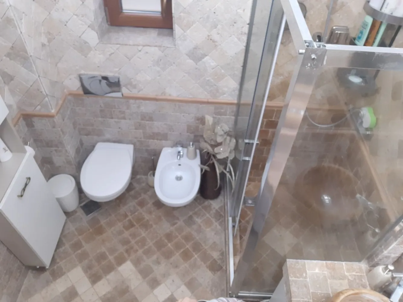 Penthouse cu grădină, beci, magazii, parcare - zona Bucium, - Penthouse, parter cu demisol înalt, , de 130 mp, ( cuprinzând 2 livinguri, zonă de gătit, birou, cameră de oaspeți, 2 băi , 3 dormitoare, balcon ), grădină de 250 mp, 1 beci, 2 magazii, 3 locuri de parcare ( 2 locuri de parcare proprietate privată, 1 loc de parcare cota indiviză) in zona Vișan/ Bucium la 4 km de Palas. Se vinde semimobilat.