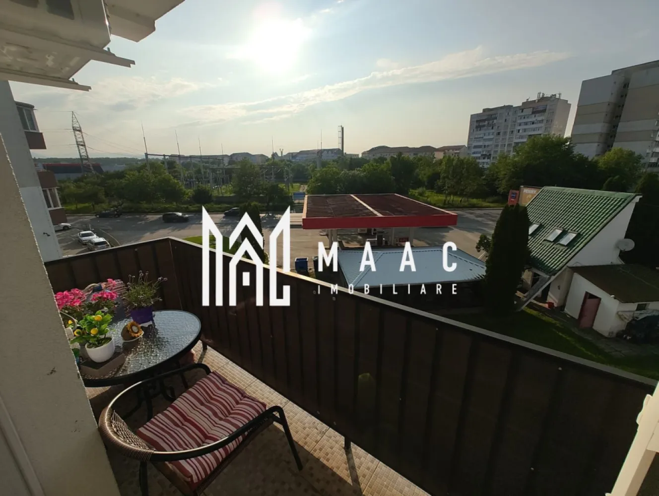 Apartament 2 camere |52 Mp | Calea Cisnadiei - MACC Imobiliare vă oferă spre vânzare un apartament modern cu suprafața de 52 mp, situat la etajul 3, într-o zonă frumoasă și liniștită. Apartamentul este mobilat complet și compartimentat eficient, astfel: 2 dormitoare luminoase Bucătărie open space cu living 1 baie 2 balcoane Hol spațios Este ideal pentru o familie sau un cuplu care își dorește confort și acces facil la facilități. 📞 Pentru mai multe detalii sau pentru a programa o vizionare, nu ezita să ne contactezi specificand ID:CP2568712 }}