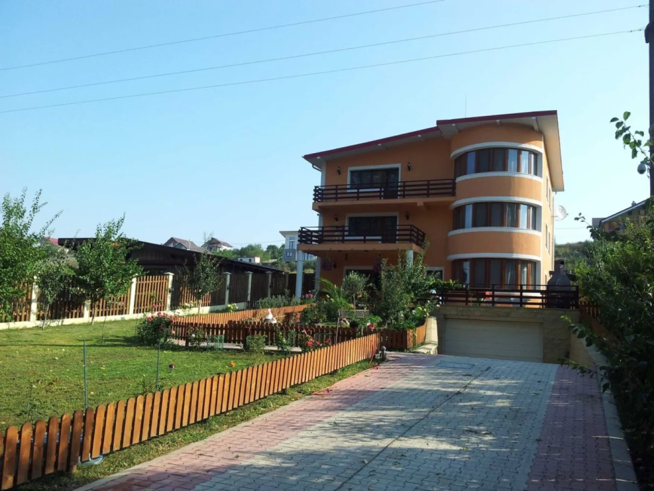 Vand/Inchiriez Casa 460mp+teren 1090mp Lac Ezareni - 1250euro/mp - Vand teren 1082mp+Casa 479mp(construita in 2008) pe malul lacului Ezareni in Sat Valea Adanca ;
Utilitati: apa, put forat,energie electrica trifazic, generator, canalizare, gaz, fibra optica,strada asfalt bituminos ;
Dotari: c.t.gaz=2buc , a.c.=4buc , tamplarie PVC , sistem CCTV , sistem alarma ;
Fatada renovata in 2021 ;
Constructie - Beton armat, caramida, termosistem de 10mm ;
Curte : Alei pavate, Livada, Foisor ;
Lac : 17ml deschidere la lac + ponton realizat cu proiect :
Subsol : Garaj + Camere depozitare - 104mp ;
Parter : Living+Bucatarie+Baie+Birou+Camera tehnica - 130mp;
Etaj 1 : Living+3Camere+Baie+3Balcoane - 127mp ;
Etaj 2 : Living+3Camere+Baie+3Balcoane - 116mp ;