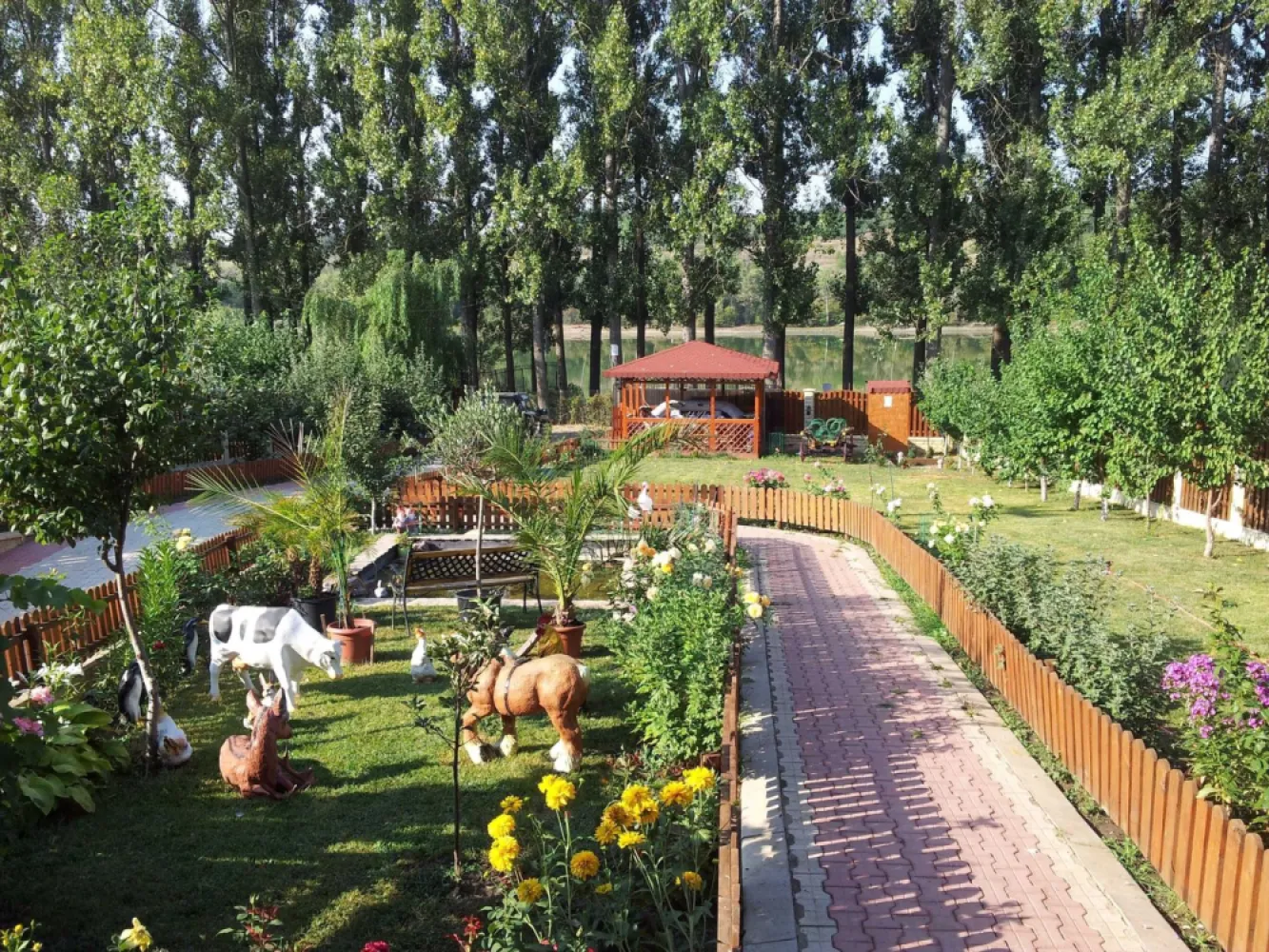 Vand/Inchiriez Casa 460mp+teren 1090mp Lac Ezareni - 1250euro/mp - Vand teren 1082mp+Casa 479mp(construita in 2008) pe malul lacului Ezareni in Sat Valea Adanca ;
Utilitati: apa, put forat,energie electrica trifazic, generator, canalizare, gaz, fibra optica,strada asfalt bituminos ;
Dotari: c.t.gaz=2buc , a.c.=4buc , tamplarie PVC , sistem CCTV , sistem alarma ;
Fatada renovata in 2021 ;
Constructie - Beton armat, caramida, termosistem de 10mm ;
Curte : Alei pavate, Livada, Foisor ;
Lac : 17ml deschidere la lac + ponton realizat cu proiect :
Subsol : Garaj + Camere depozitare - 104mp ;
Parter : Living+Bucatarie+Baie+Birou+Camera tehnica - 130mp;
Etaj 1 : Living+3Camere+Baie+3Balcoane - 127mp ;
Etaj 2 : Living+3Camere+Baie+3Balcoane - 116mp ;
