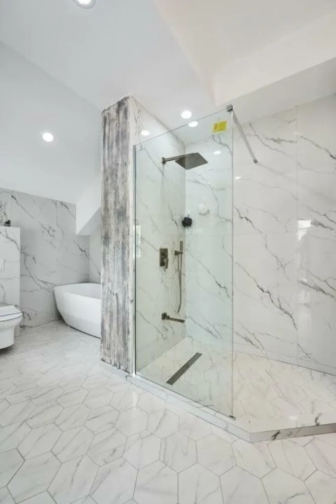 Casa noua de vanzare in Iasi, zona Sorogari, cu vedere catre lac. - Casa noua de vanzare in Iasi, zona Sorogari, cu vedere catre lac, la doar zece minute distanta de Podul de Fier si Aeroport!
Suprafata Utila = 234,30 mp
Suprafata Totala (util + balcoane + terasă) = 297,80 mp

Demisol: garaj de 35 mp, spatiu tehnic si magazie.
Parter: hol spatios, un birou la intrare, baie dotata cu masina de spalat si uscator, zona de living cu deschidere la balcon, bucatarie, camara si zona dining, cu iesire in terasa.
Etaj: trei dormitoare spatioase, doua bai, doua dressing-uri, balcon si acces catre pod (podul este deschis, are placa de beton şi se mai poate pune inca un etaj).
Casa are structura pe cadre din beton, cu tamplaria exterioara din PVC- tripan cu sticla LOW-E, iar cea interioara din lemn.
Instalatia de incalzire este realizata prin pardoseala, termostata separat si se realizeaza cu centrala termica electrica. 
Imobilul beneficiaza de aparate de aer conditionat pentru dormitoare si living.
Casa se preda cu bucataria complet mobilata si utilata cu electrocasnice importate SUA( masina de spalat vase, frigider, aragaz cu cuptor).
Aceasta beneficiaza de sistem de alarma, iar accesul in garaj se face prin usa automatizata.

Curtea este amenajata cu gazon si plante ornamentale, irigate automatizat.
Terenul aferent proprietatii este in suprafata de 940 mp, imprejmuit cu gard.

Pentru informatii suplimentare, va rugam sa ne contactati telefonic!