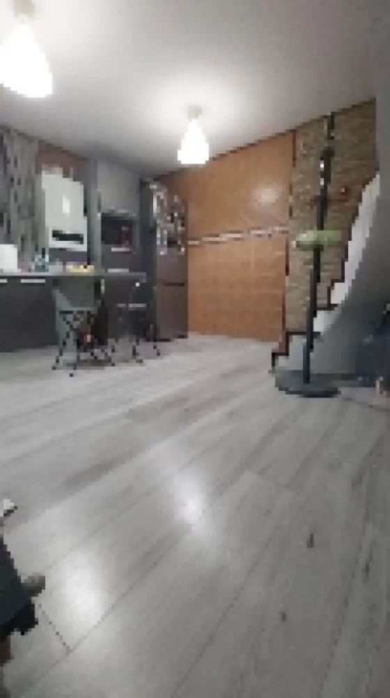 Casa P+1 ,zona Antiaeriana - Recomandat pentru:
- Persoane care cauta o constructie solida si doar un minim necesar legat de curte, dar suficient pentru o cafea pe terasa si un eventual gratar + o masina de clasa mica;
- Sau pentru firme cu diverse activitati de birou, fiind plasata foarte aproape de centrul Bucurestiului si avand un spatiu suficient de mare la parter pentru orice impartire de tip office/sala de asteptare + etaj pentru 2 birouri si podul destul de mare pentru depozitare. Casă chocheta 3 camere 115 mp de vanzare, teren 125mp ,aprenta 65mp,curte libera 60mp, Casa a fost construita in anul 2003, in regie proprie, pentru folosinta proprie, nu pentru vanzare, fiind respectate toate normele in vigoare si fiind folosite doar materiale de calitate.

Despre constructie: BCA pe structura de beton armat, fundatie solida izolata cu polistirien extrudat, structura izolata cu polistiren grafitat,acoperis cu tabla dublu falțuită FIGO HIGHLINE 40 de ani montata 2022 , geamuri termopan Salamander,Casa este izolata cu polistiren de 10 cm si vata bazaltica de 10 cm, parter plus etaj , cu placa de beton peste parter, autorizatie de constructie 2003.La parter gasim living,hol,baie,bucatarie open space,la etaj gasim un hol cu casa scarii si doua dormitoare ,la etaj nu este baie sau wc, , toate utilitatile,centrala, pod mare pentru depozitare (50mp)cu scara pliabila, amenajari interioare se observa in poze, Gaze ,instalatie cupru, internet cablu, , canalizare ,apa,suprafata totala a terenului 125mp,Centrala noua Vaillant 28 kw14.04 .2024 garantie 7 ani ,cu Termostat wi-fi de ambient , - instalatie electrica si sanitara noua.
2 Aer conditionat 1200 BTU Nordstar .
Intrerupatoare cu touchscreen (Sonoff).
Geamuri termopan dotate cu plase de siguranta speciale pentru pisici.Casa se afla pe una din strazile adiacente strazii Antiaeriana ,la 700 m de piata 13 Septembrie ,fata in fata cu vilele armatei cartier Brava..Doua locuri de parcare, unu in curte si unu la strada! Renovata august 2022,instalatie elctrica si sanitara,i.La 150 m se afla statia Stb Troleu 96 si autobuze iar in capatul strazii la 300m in Margeanului statie stb 226/139, Mega Image si Profi la o strada distanta.In apropiere de scoli , gradinite si trei licee(Ion Barbu ,Odobleja si Dimitrie Bolintineanu.Patru statii de troleu pana la statia de metrou Academia Militara tonson Drumul Taberei! Vecini prietenosi ! .Pretabil sediu firma,investitie, inchiriere,cabinete medicale,stomatologie,cat si rezidential .În proximitate se află Complexul Comercial Vulcan, Carrefour, Kaufland, Lidl, Penny, Prosper Plaza, Mall Afi Cotroceni, Liberty Mall, Cora Alexandriei, etc. Rog Seriozitate!.Vizionarea se stabileste telefonic la o data de comun acord ... Va rog sa cititi cu atentie anuntul, casa are exact cate camere sunt enuntate mai sus. Ideala pentru o familie ﻿,sediu firma,cabinet medical,stomatologie

Raspund la telefon dupa ora 16 inclusiv in week-end 
Accept credit bancar doar in anumite conditii notariale,asta datorita unor persoane care mi-a blocat vanzarea cateva luni
VIZIONARE VIDEO LINK https://www.youtube.com/watch?v=bwydQrNAIuI