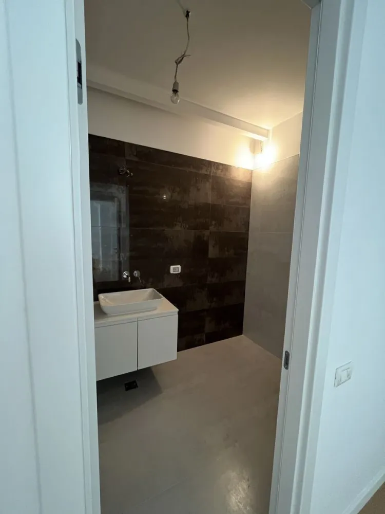 Inchirie apartament 2 camere spatios WIN Herastrau - Inchiriez apartament cu 2 camere nou finisat, in complex nou elegant, cu loc de parcare.
Apartamentul are balcon si un spatiu care se poate inchide pentru dormitor
Zona linistita, conplex ultramodern
Se poate mobila la cefere in functie de preferinte