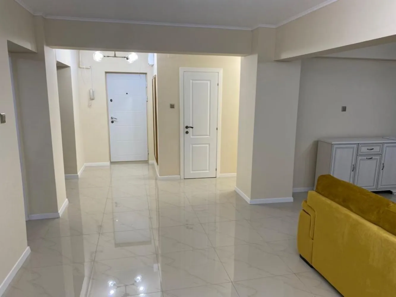 Inchiriez apartament zona Decebal - PROPRIETAR, 
 Inchiriez apartament cu 2 camere, situat pe bulevardul Decebal, nr 4 (vedere in bulevard). 
 Apartamentul are 76 mp utili , este decomandat , dispune de 2 grupuri sanitare complet mobilate, living room mobilat, dormitor complet mobilat( inclusiv satea), bucatarie complet mobilată ( electrocasnice Franke ), 2 aparate de aer conditionat, mașina spălat vase, mașina spălat rufe, combina frigorifica, totul nou!
 Apartamentul se afla la etajul 1/7, blocul dispune de camere video cât și de paza. Pozitionarea lui ultracentrala faciliteaza accesul catre: bulevardul Decebal, statii de metrou si autobuz, centre medicale, banci, scoli, supermarket-uri. Deasemenea pe bulevard se regasesc numeroase restaurante si cafenele renumite. 
 Preț 950€ / luna + 950€ garanție.