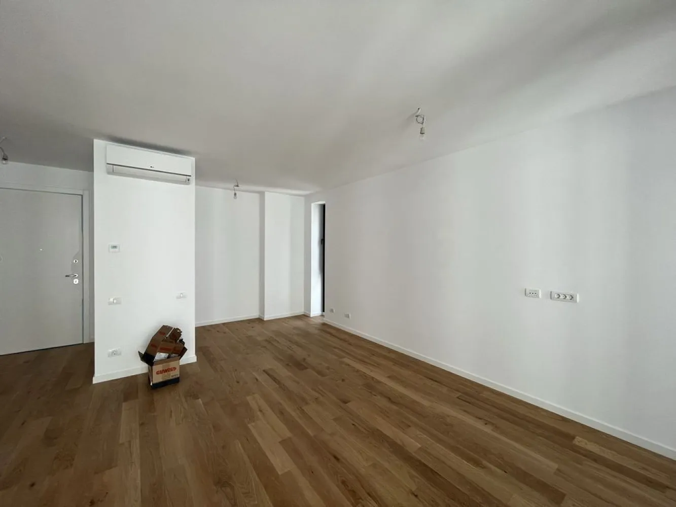 Inchirie apartament 2 camere spatios WIN Herastrau - Inchiriez apartament cu 2 camere nou finisat, in complex nou elegant, cu loc de parcare.
Apartamentul are balcon si un spatiu care se poate inchide pentru dormitor
Zona linistita, conplex ultramodern
Se poate mobila la cefere in functie de preferinte