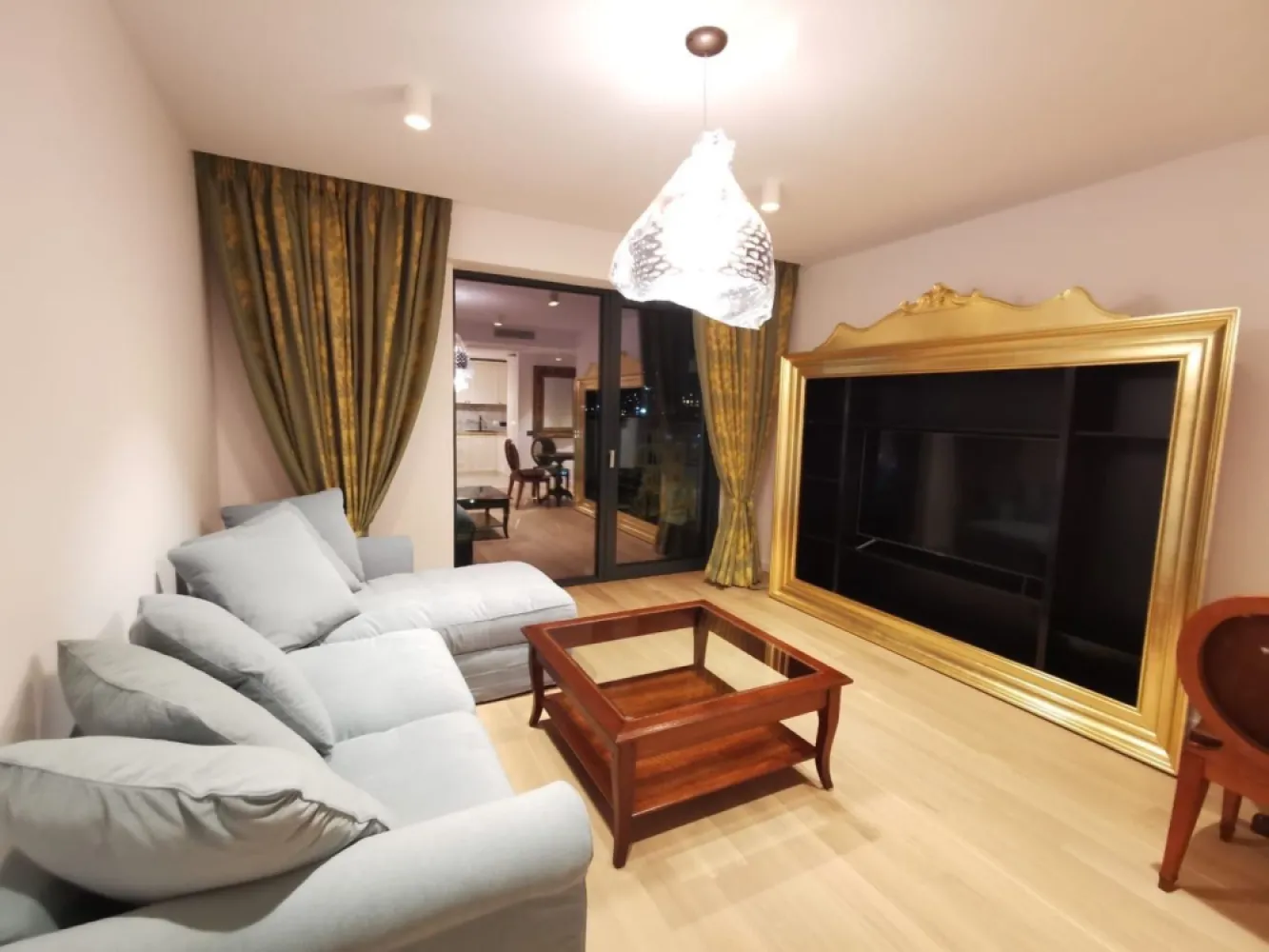 Apartament de închiriat One Towers Herastrau - Proprietar ofer spre inchiriere Apartament 2 camere , in suprafața de 78 mp și terasă în suprafață de 8 mp , situat in complexul One Towers Herastrau.
Apartamentul este mobilat complet cu mobila din lemn masiv din Italia, electrocasnicele sunt toate marca Smeg Italia . Apartamentul dispune de încălzire in pardoseala, parchet lemn, climatizare . Clădirea One Towers dispune de o receptie grandioasa și o locație excepțională in Herastrau și dispune de certificat verde . 
Apartamentul are si dressing . 
Apartamentul dispune de un loc de parcare in subteran .
Disponibil de la 1 septembrie 2024.
