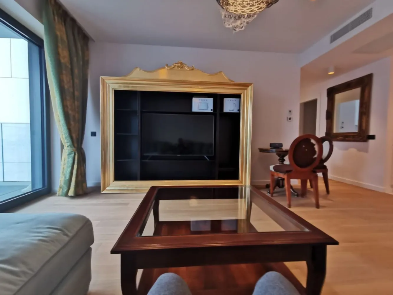 Apartament de închiriat One Towers Herastrau - Proprietar ofer spre inchiriere Apartament 2 camere , in suprafața de 78 mp și terasă în suprafață de 8 mp , situat in complexul One Towers Herastrau.
Apartamentul este mobilat complet cu mobila din lemn masiv din Italia, electrocasnicele sunt toate marca Smeg Italia . Apartamentul dispune de încălzire in pardoseala, parchet lemn, climatizare . Clădirea One Towers dispune de o receptie grandioasa și o locație excepțională in Herastrau și dispune de certificat verde . 
Apartamentul are si dressing . 
Apartamentul dispune de un loc de parcare in subteran .
Disponibil de la 1 septembrie 2024.