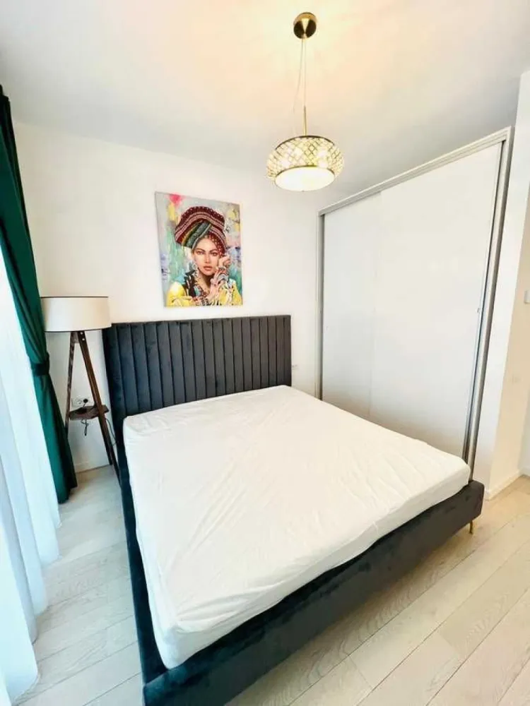 Inchiriere Apartament 2 camere Win Heratsrau-parcare - Global Imob Estate va ofera spre inchiriere un apartament de 2 camere situat in complexul rezidential Win Herastrau, la etajul 4 din 5, cu o suprafata de 65 mp utili. Apartamentul este complet decomandat, mobilat si utilat modern, avand un balcon si aer conditionat LG in fiecare camera.

Descriere apartament:
- Bucatarie inchisa, complet echipata;
- Incalzire in pardoseala pentru un confort termic optim;
- Aer conditionat LG in fiecare camera;
- Loc de parcare inclus.

Vecinatati:
- La doar 5 minute de Parcul Herastrau;
- In apropiere de mall-urile Promenada si Baneasa Shopping City;
- Scoli, gradinite, banci si magazine la indemana.

Acest apartament este ideal pentru cei care doresc sa locuiasca intr-o zona verde si linistita, dar cu acces rapid la toate facilitatile urbane importante.

Comision agentie 50%