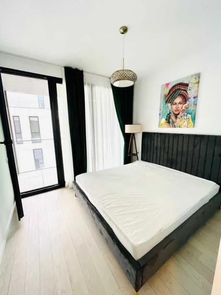 Inchiriere Apartament 2 camere Win Heratsrau-parcare - Global Imob Estate va ofera spre inchiriere un apartament de 2 camere situat in complexul rezidential Win Herastrau, la etajul 4 din 5, cu o suprafata de 65 mp utili. Apartamentul este complet decomandat, mobilat si utilat modern, avand un balcon si aer conditionat LG in fiecare camera.

Descriere apartament:
- Bucatarie inchisa, complet echipata;
- Incalzire in pardoseala pentru un confort termic optim;
- Aer conditionat LG in fiecare camera;
- Loc de parcare inclus.

Vecinatati:
- La doar 5 minute de Parcul Herastrau;
- In apropiere de mall-urile Promenada si Baneasa Shopping City;
- Scoli, gradinite, banci si magazine la indemana.

Acest apartament este ideal pentru cei care doresc sa locuiasca intr-o zona verde si linistita, dar cu acces rapid la toate facilitatile urbane importante.

Comision agentie 50%