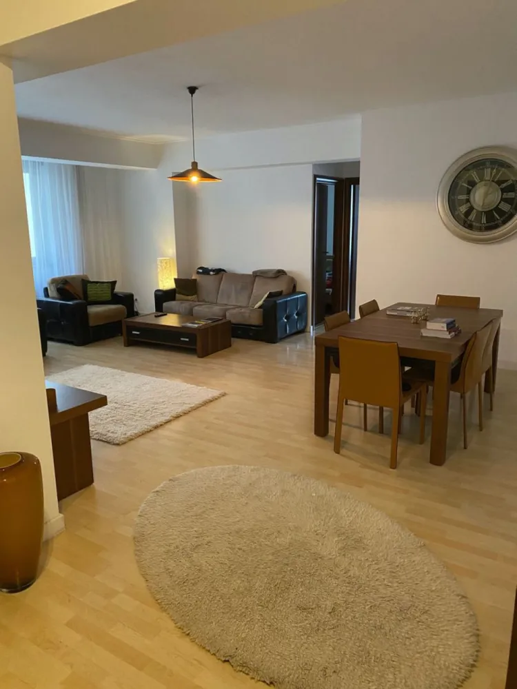 Inchiriere apartament 3 camere zona Mall Vitan - Apartament 3 camere, mobilat şi echipat complet, zona Mall Vitan. 
An finalizare constructie: 2008.
Proprietatea are o suprafaţa generoasa de 101mp: living cu dining place, 2 dormitoare, 2 bai (cada/ dus, bideu), debara încăpătoare. 
In preţ este inclus şi un loc de parcare subteran.
In proximitate se afla multiple restaurante, supermarket-uri, sali de fitness şi spa, curăţătorie, cafenele, clinici medicale, farmacii, bănci, scoli, etc.
Adresa completa: Bucuresti, sector 3, Str. Vlad Judetul, nr. 46, et. 2