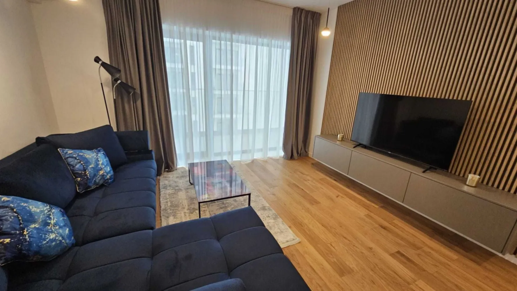 ONE Cotroceni inchiriere 2 camere, PROPRIETAR, - Proprietar, propun spre inchiriere un apartament de 2 camere modern , complet mobilat si utilat situat in One Cotroceni Park, aflat la prima inchiriere . 
Apartamentul este situat la etajul 3 in blocul CT6, 
Bucataria este mobilata si utilata complet, dotata cu toate electrocasnicele necesare: cuptor electric, plita inductie, cuptor microunde incorporat, masina de spalat vase incorporata, frigider incorporat. 
Apartamentul este dotat cu 2 aere conditionate, masina de spalat rufe cu uscator, foarte multe spatii de depozitare si un dressing optimizat.
In pret este inclus si un loc de parcare subteran!
Este ideal ca si rezidenta pentru o familie sau un cuplu ce este in cautarea unui apartament
 intr-o zona selecta a orasului.
Va astept cu drag la vizionare!