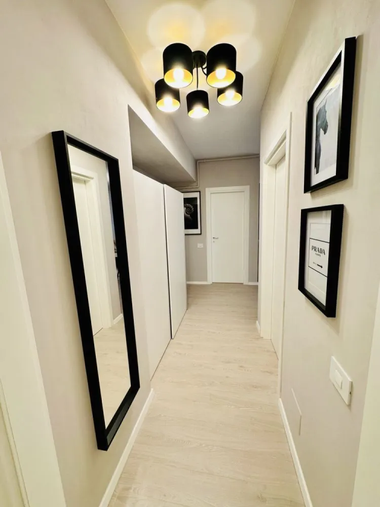 Apartament prima inchiriere Sisesti - Apartament cu 3 camere aflat la prima închiriere , situat în complexul North Side Park, etaj 6/11. Loc parcare subteran. Compus din living cu bucătărie deschisă, dormitor master cu baie, dormitor secundar cu baie cu duș . 
Terasă cu view superb de 15 mp
